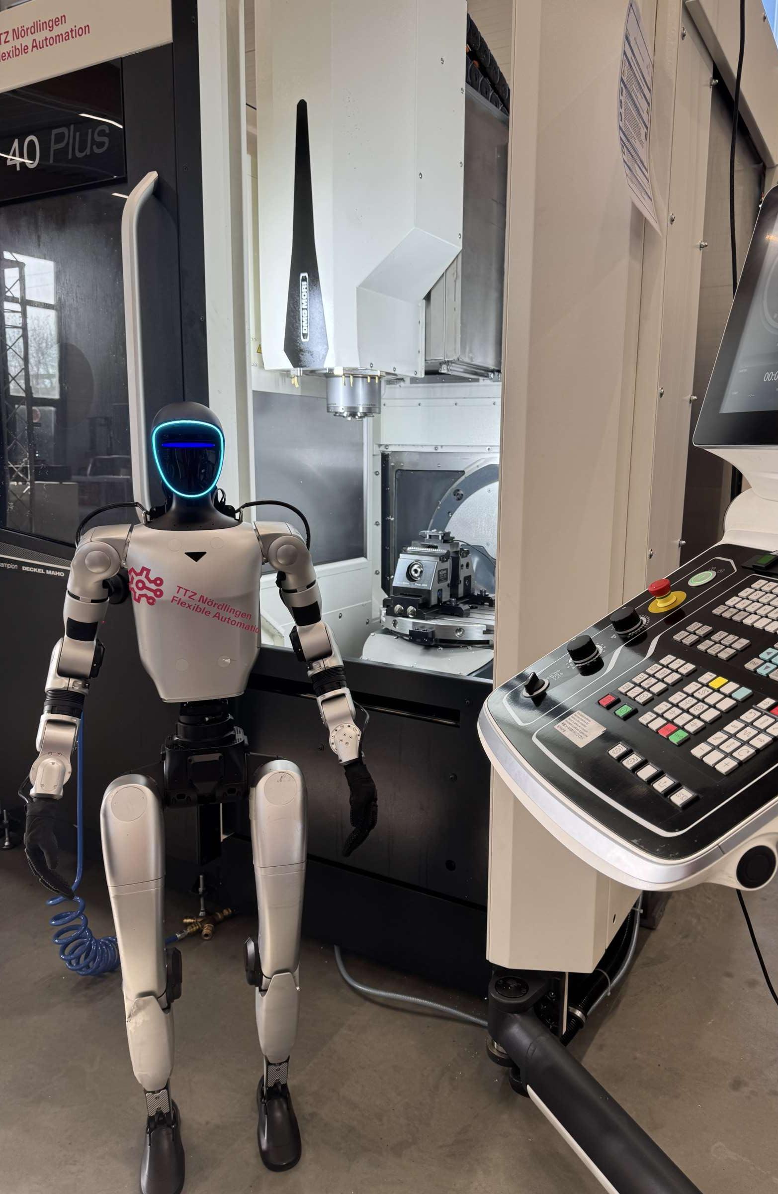 Flexi (humanoider Roboter) an der Fräsmaschine