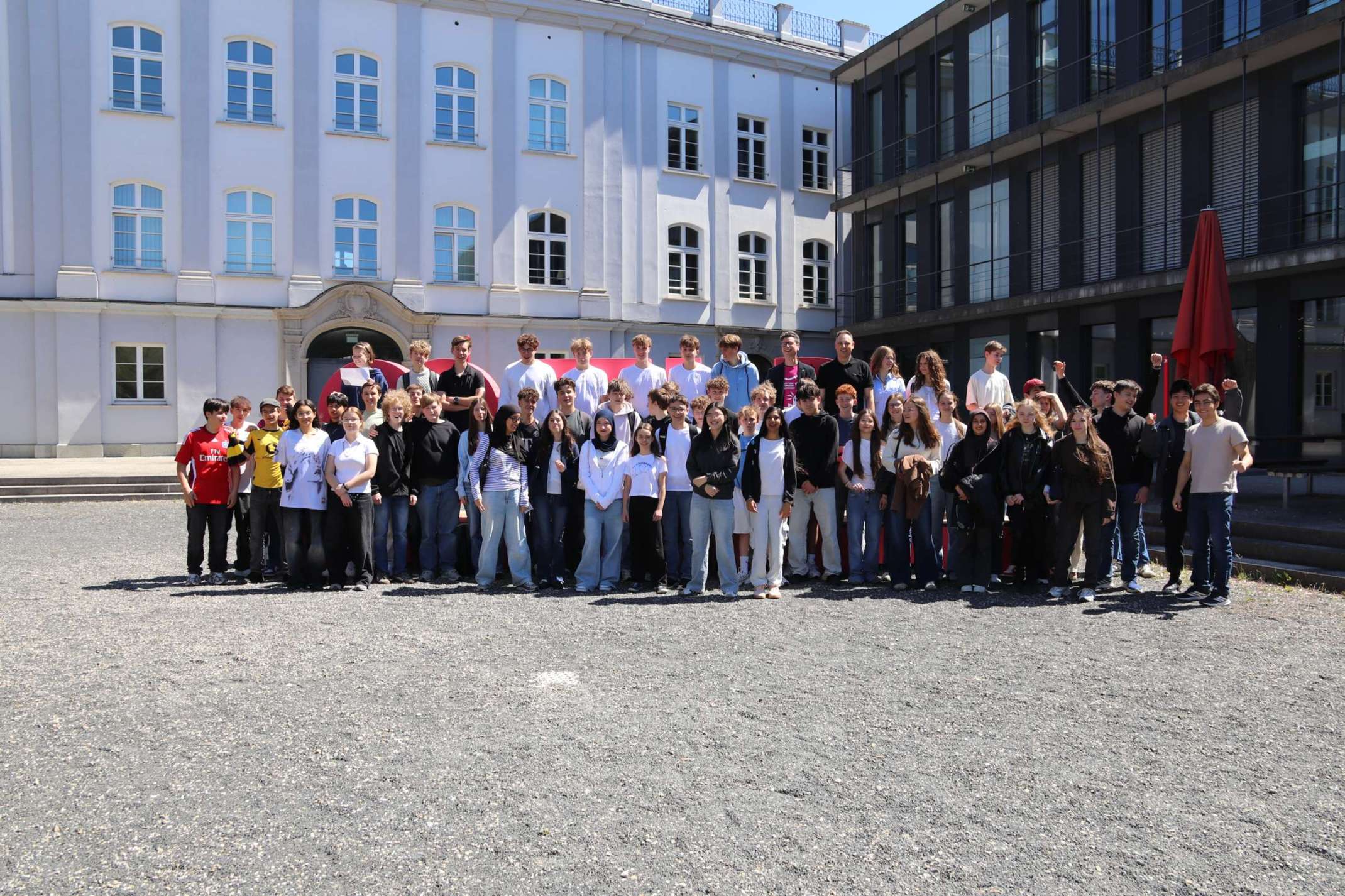 Schülerinnen und Schüler gemeinsam mit drei Lehrkräften am Campus der Technischen Hochschule Augsburg