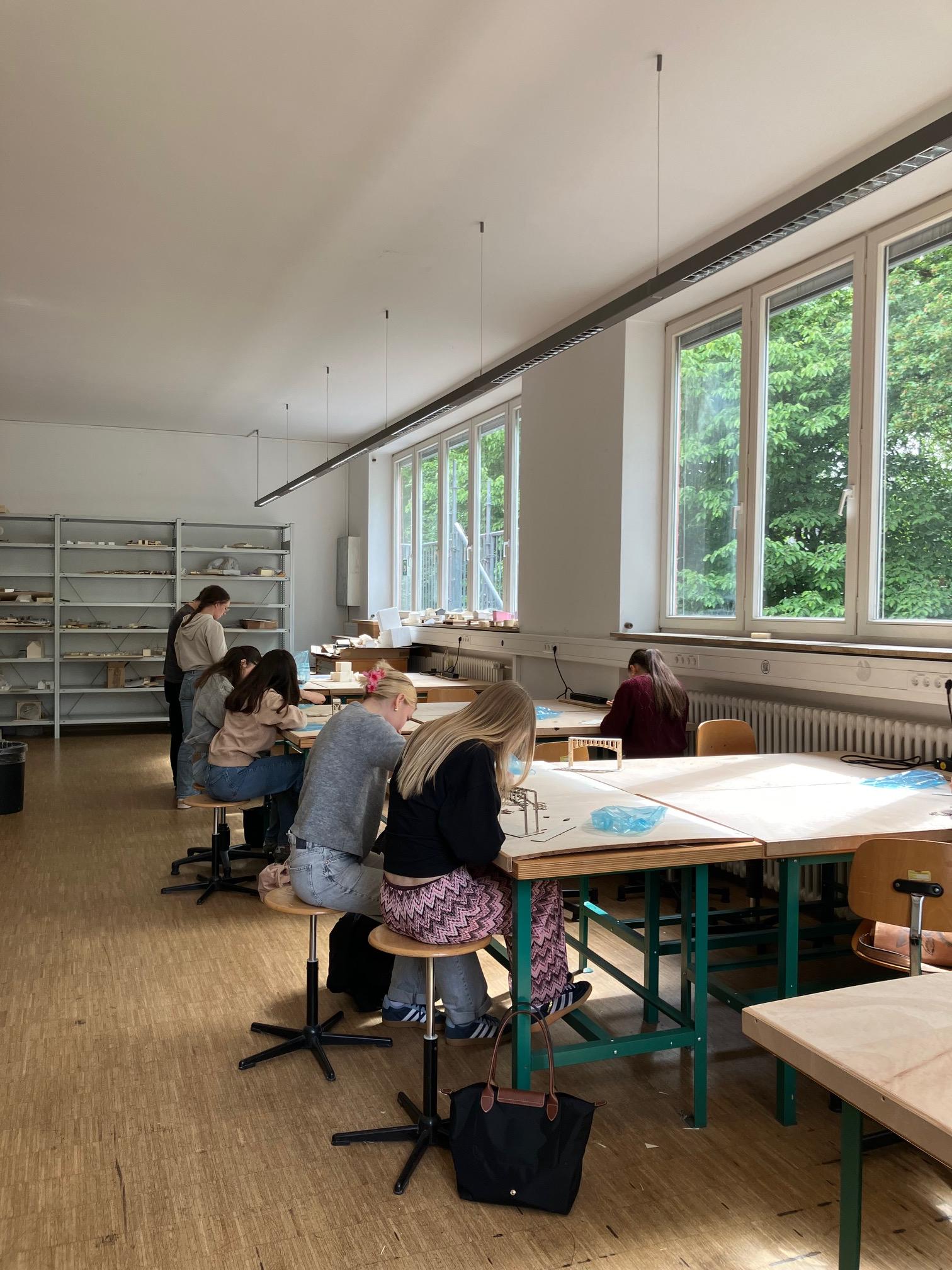 Schülerinnen in Modellbauwerkstatt