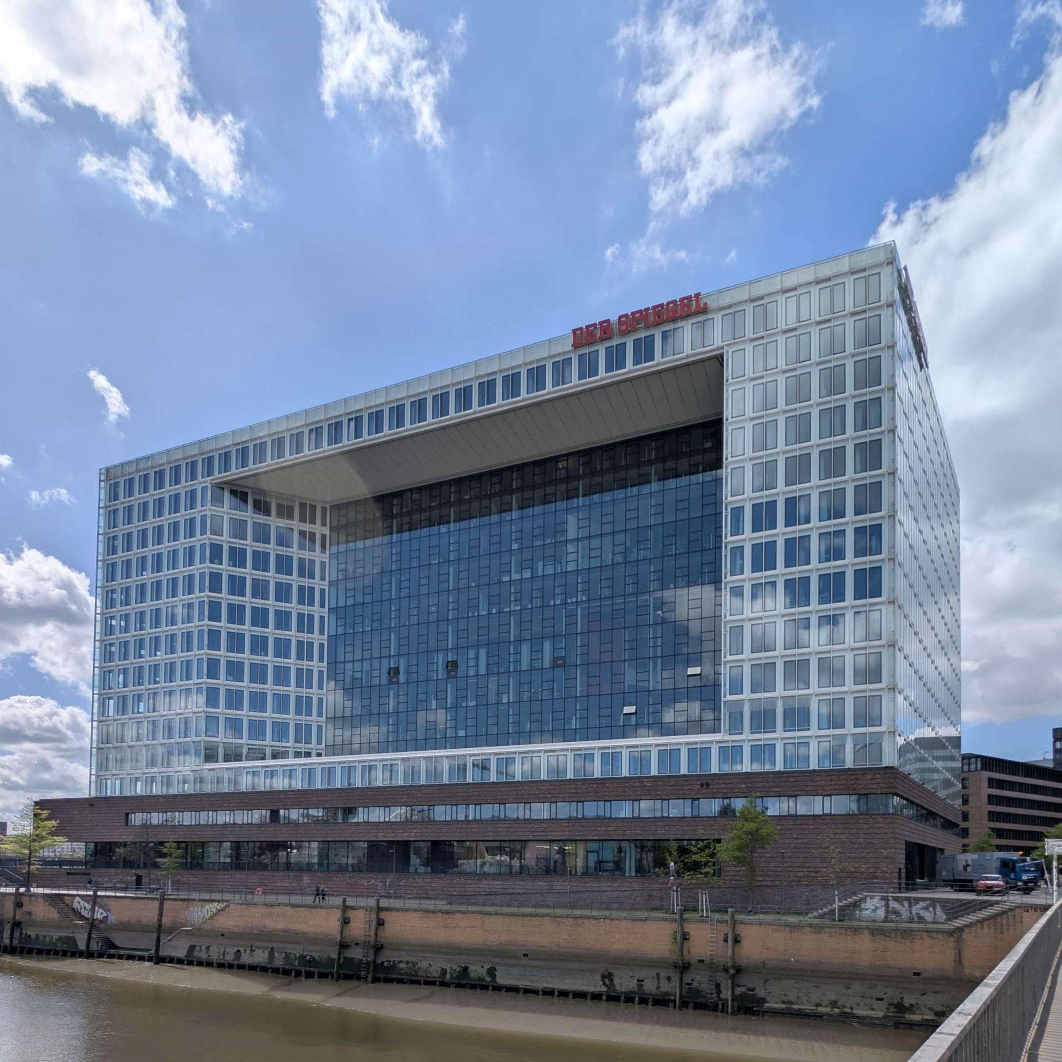 Das Verlagsgebäude des SPIEGEL an der Eceriusspitze in Hamburg. Das Verlagsgebäude des SPIEGEL an der Eceriusspitze in Hamburg.