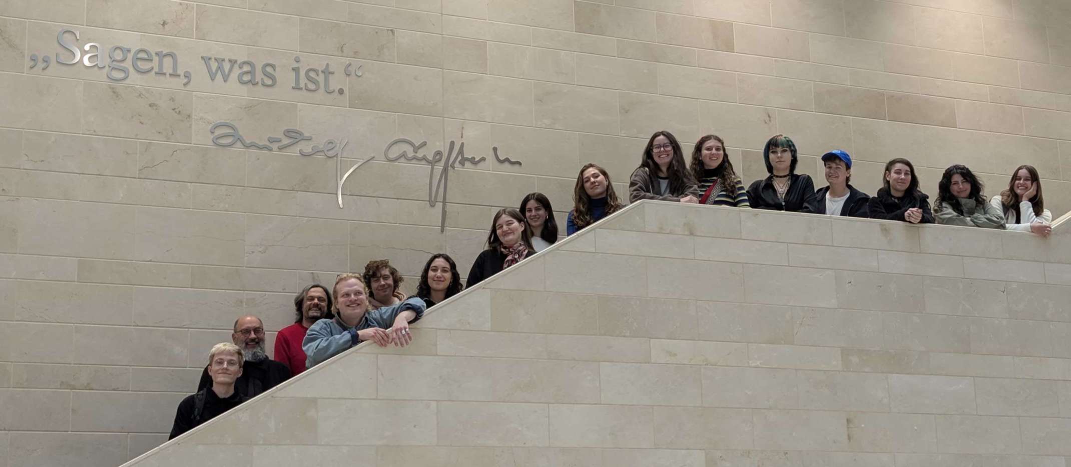 „Sagen, was ist.“ Gruppenfoto unter dem bekannten Zitat von Rudolf Augstein, dem SPIEGEL-Gründer. „Sagen, was ist.“ Gruppenfoto unter dem bekannten Zitat von Rudolf Augstein, dem SPIEGEL-Gründer.