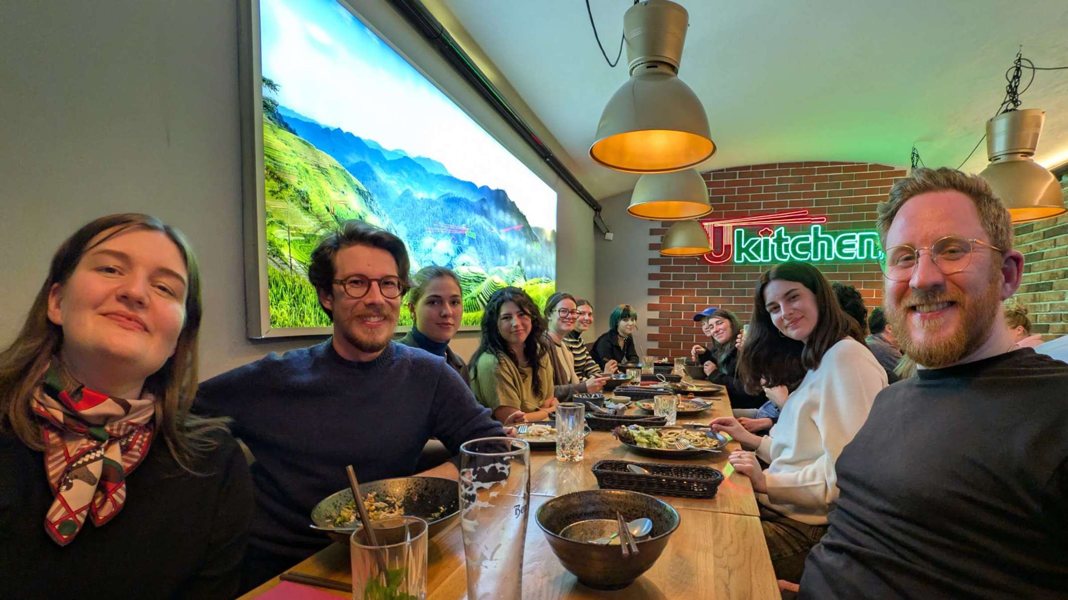 Gemeinsames Abendessen (v.l.n.r.) mit Nina Krug (DER SPIEGEL), Jonas Jetzig (Süddeutsche Zeitung), Studierenden und Niklas Marienhagen (DER SPIEGEL). Gemeinsames Abendessen (v.l.n.r.) mit Nina Krug (DER SPIEGEL), Jonas Jetzig (Süddeutsche Zeitung), Studierenden und Niklas Marienhagen (DER SPIEGEL).