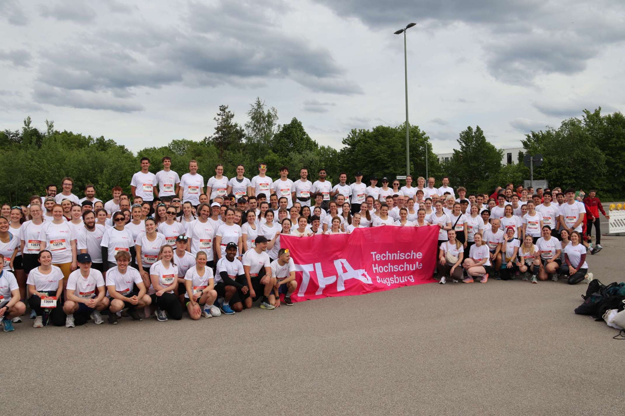 250 Teilnehmende - eine sehr große Laufgruppe (zu groß für den Weitwinkel :)). Foto: Verena Kiss. 250 Teilnehmende - eine sehr große Laufgruppe (zu groß für den Weitwinkel :)). Foto: Verena Kiss.