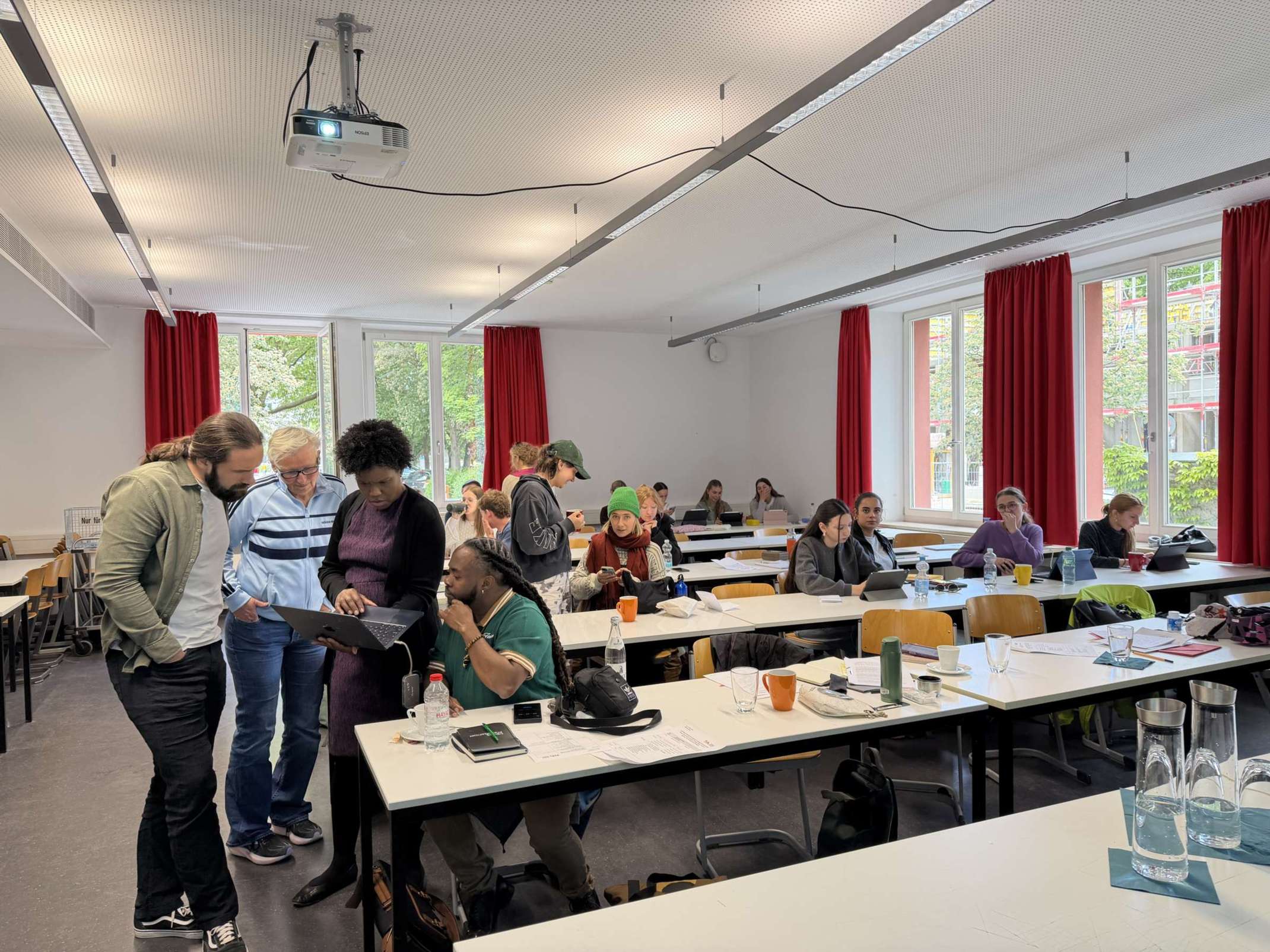 Die internationalen Expertinnen und Expertinnen im Austausch Die internationalen Expertinnen und Expertinnen im Austausch