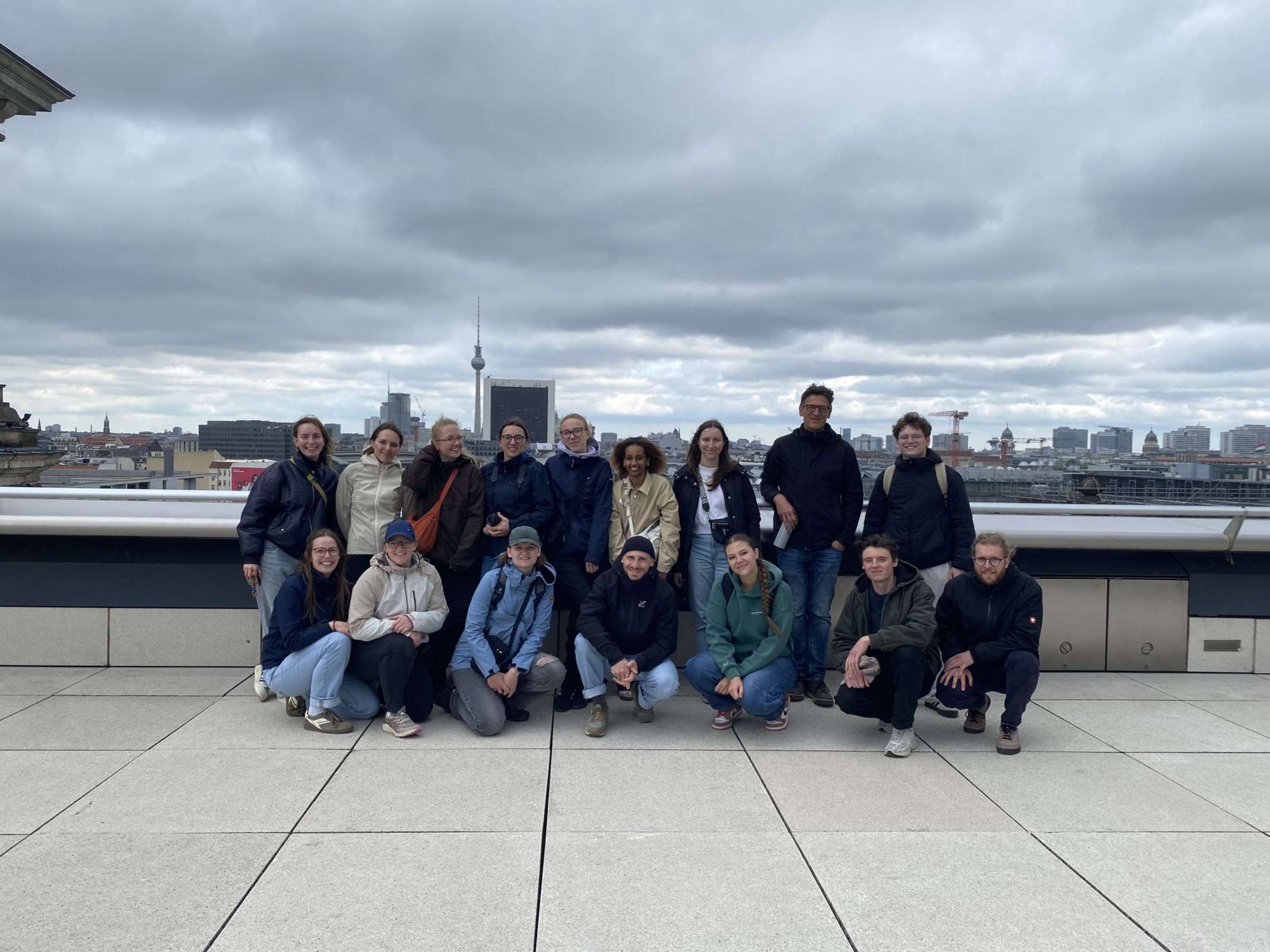 Die Exkursionsgruppe auf der Dachterrasse des Deutschen Bundestags Die Exkursionsgruppe auf der Dachterrasse des Deutschen Bundestags
