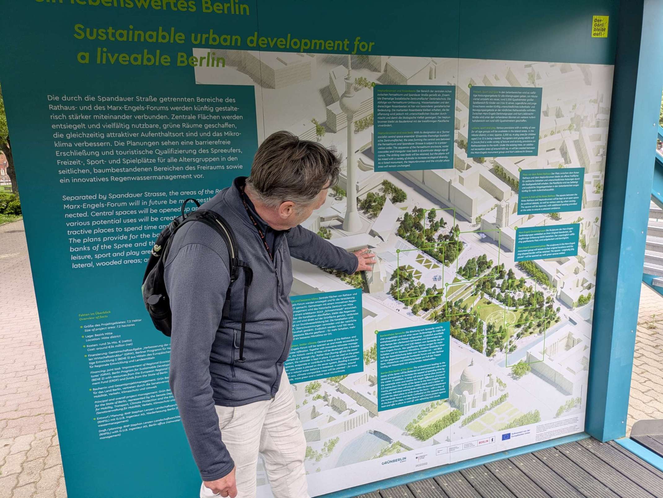 Nachhaltige Stadtentwicklung für ein lebenswertes Berlin. Stadtplaner Christian Hajer vor einem Plan zur Klimaanpassung am Alexanderplatz Nachhaltige Stadtentwicklung für ein lebenswertes Berlin. Stadtplaner Christian Hajer vor einem Plan zur Klimaanpassung am Alexanderplatz