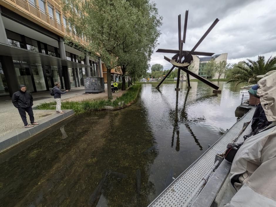 Abbildung 6: Wasser und Kunst am Potsdamer Platz (Foto: Exkursionsteilnehmende). Abbildung 6: Wasser und Kunst am Potsdamer Platz (Foto: Exkursionsteilnehmende).