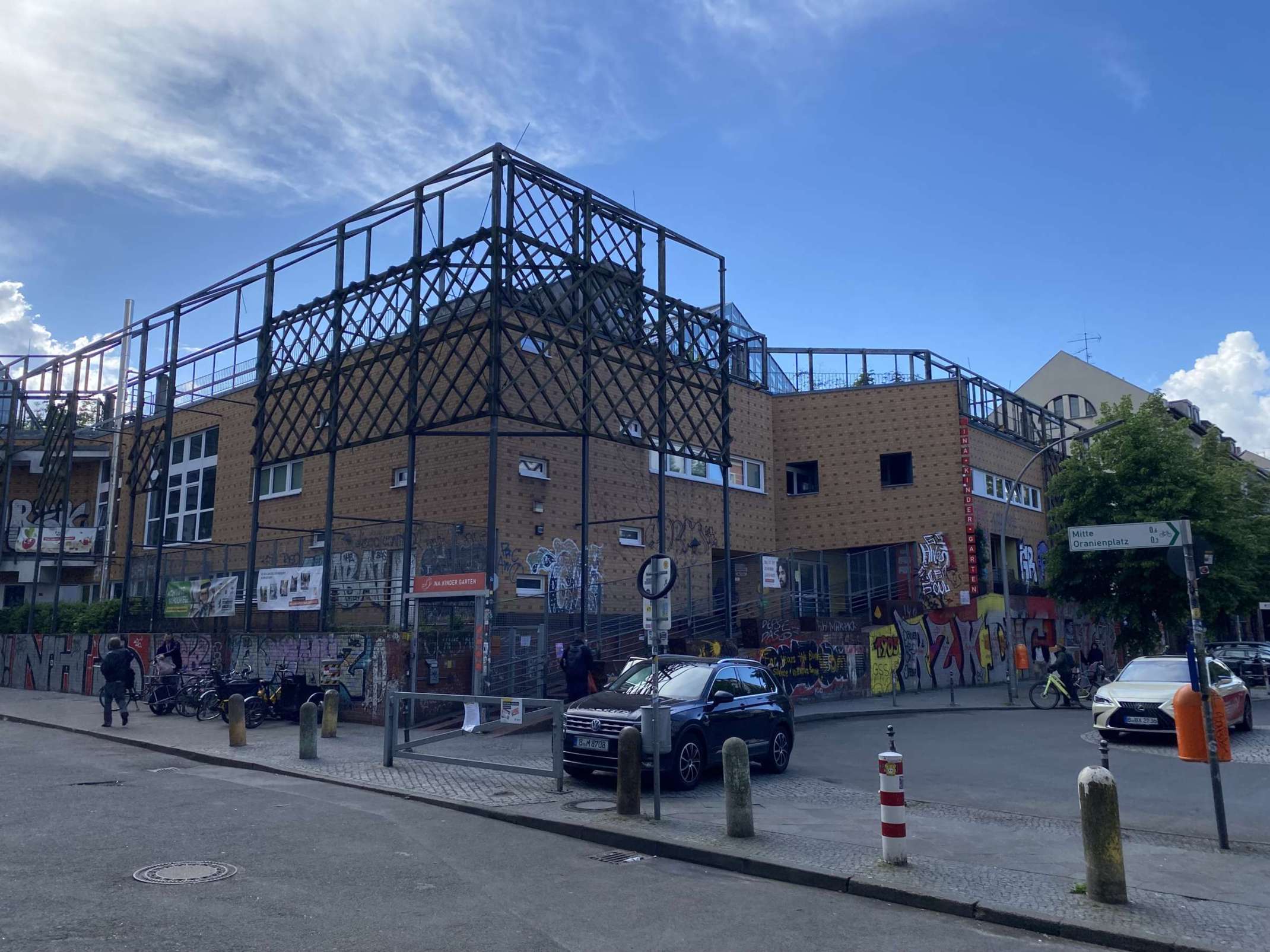 Umgestaltung eines ehemaligen Parkhauses zu einem Kindergarten in Berlin-Kreuzberg im Rahmen der Internationen Bauausstellung Berlin 1987 Umgestaltung eines ehemaligen Parkhauses zu einem Kindergarten in Berlin-Kreuzberg im Rahmen der Internationen Bauausstellung Berlin 1987