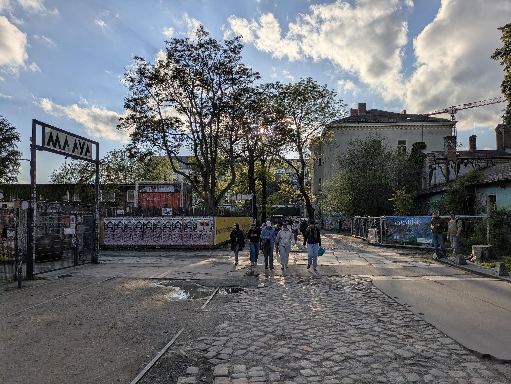 Städtebauliche Transformation in Friedrichshain: Das Kulturzentrum am ehemaligen Reichsbahnausbesserungsgelände (R.A.W.) Städtebauliche Transformation in Friedrichshain: Das Kulturzentrum am ehemaligen Reichsbahnausbesserungsgelände (R.A.W.)