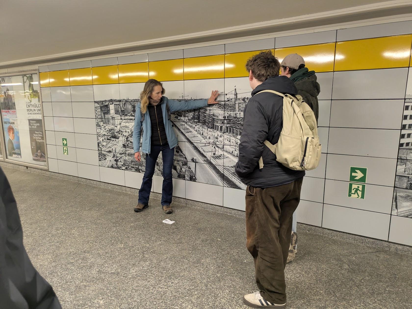 Die Kunsthistorikerin Jana Klee bei der Architekturführung durch die Karl-Marx-Allee Die Kunsthistorikerin Jana Klee bei der Architekturführung durch die Karl-Marx-Allee