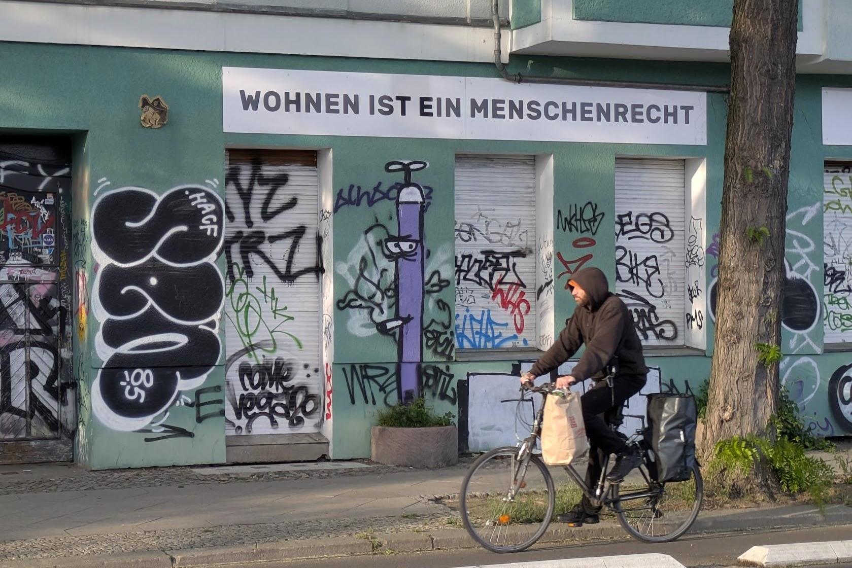 Schild an Fassade: "Wohnen ist ein Menschenrecht"