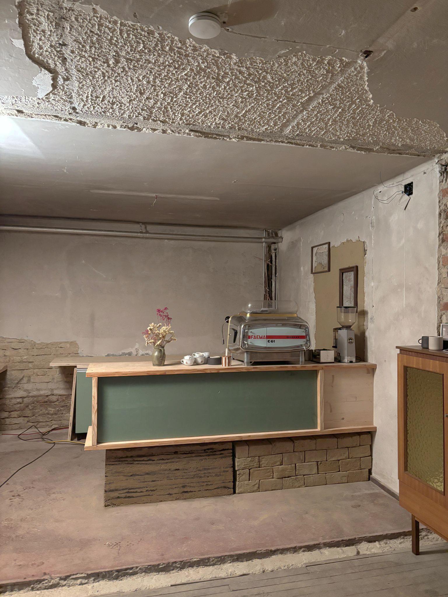 Der Café-Raum mit Stampflehm-Bartheke und Upcycling-Möbeln. Der Café-Raum mit Stampflehm-Bartheke und Upcycling-Möbeln.