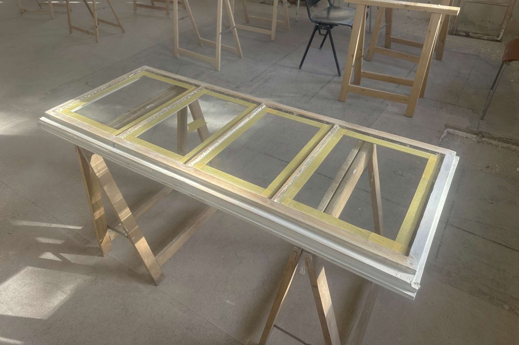 Studierende schleifen Fenster
