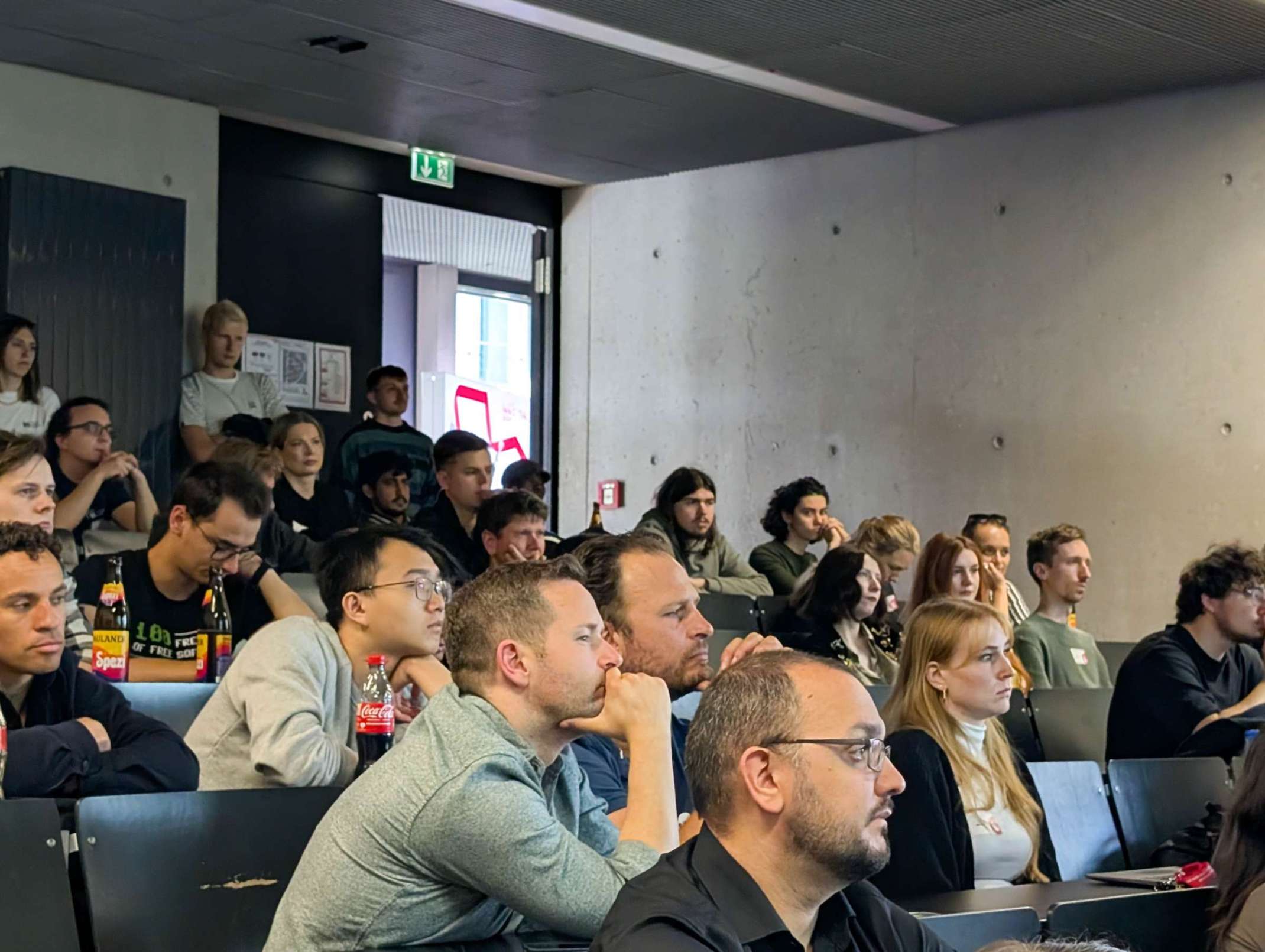 Funkenwerk Community lauschen aufmerksam den Vorträgen zu