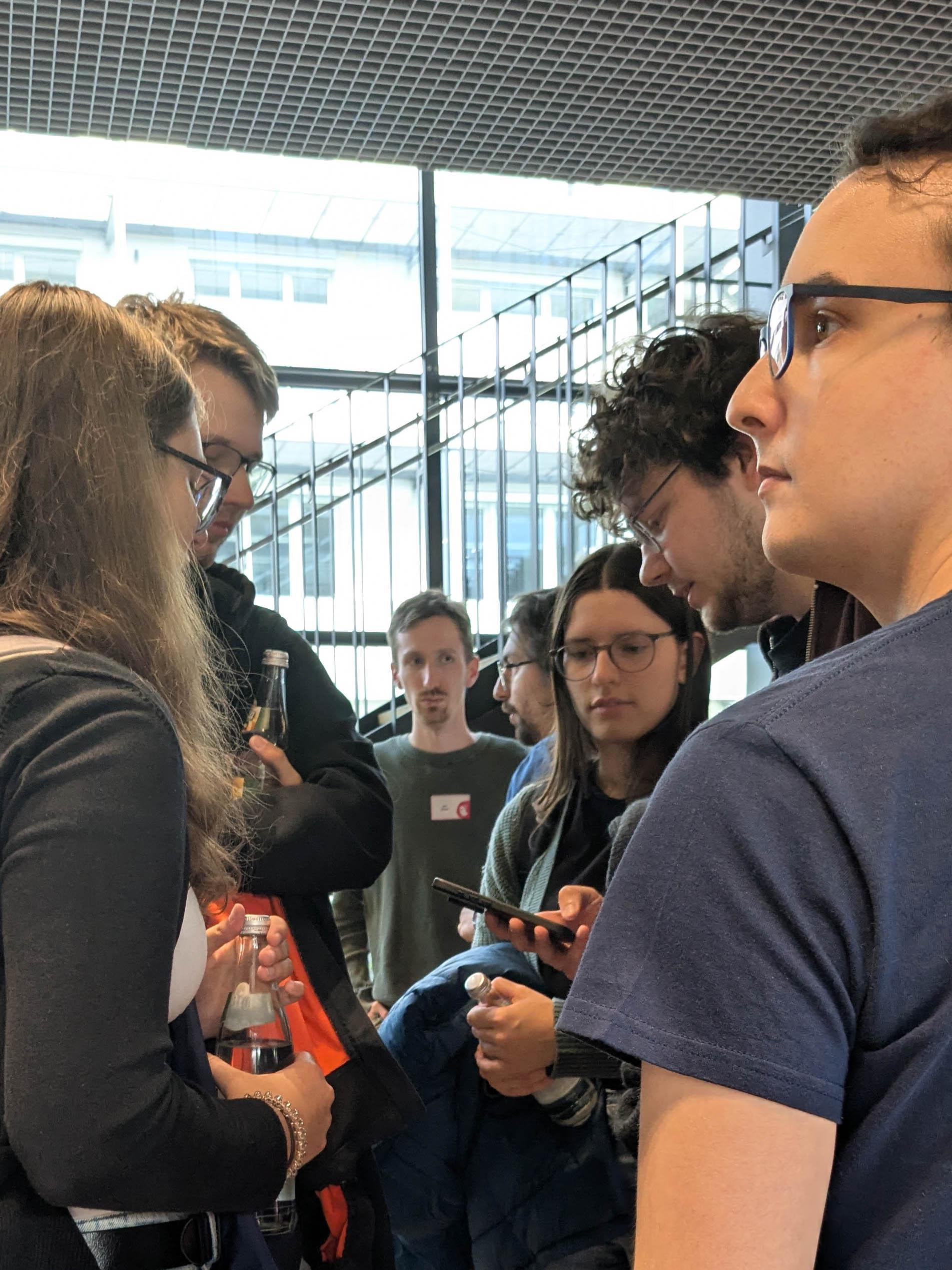 Teams tauschen sich über ihre Ideen aus