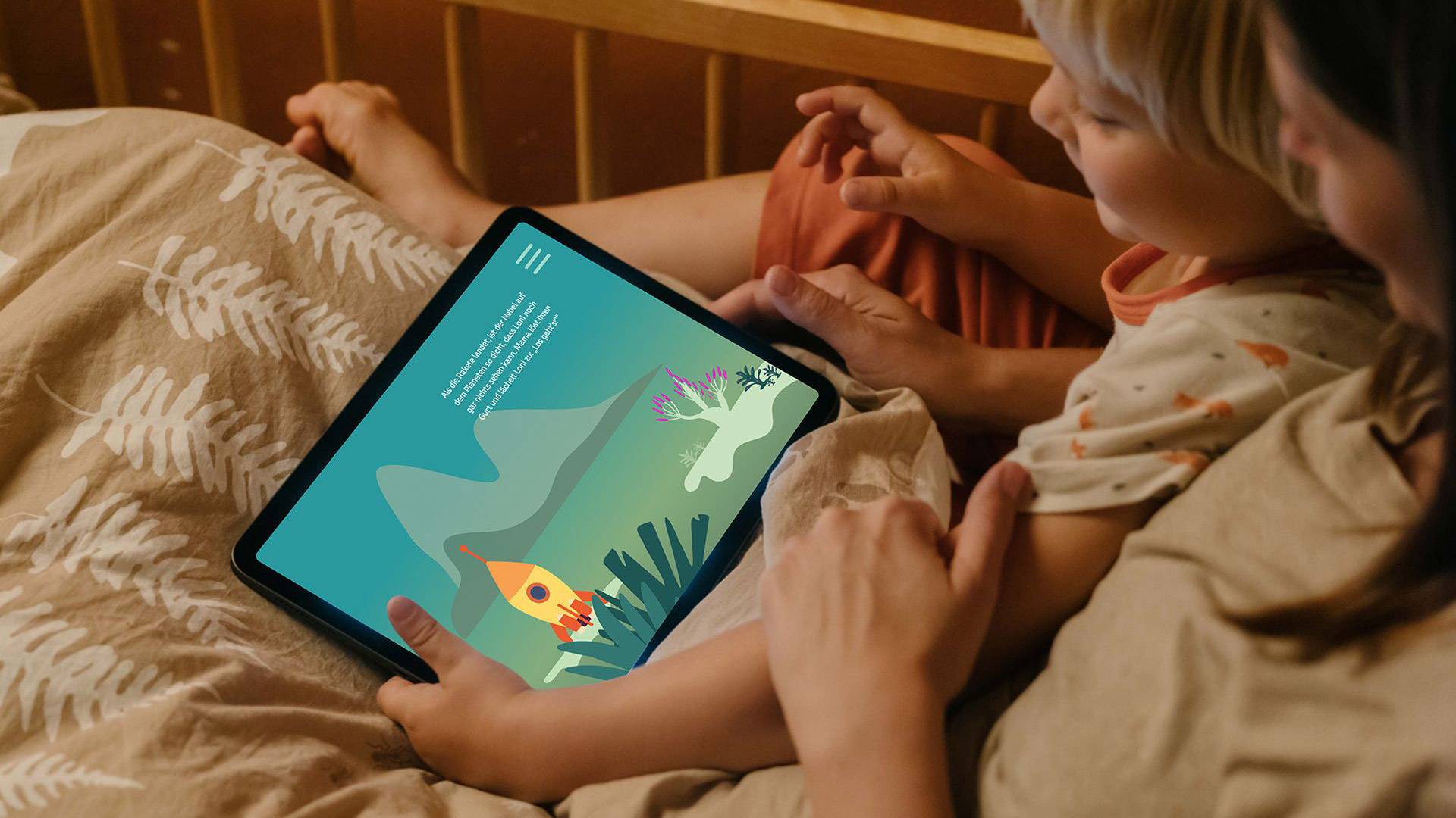 Foto: Kind mit Tablet Lonis Weltraumreise)