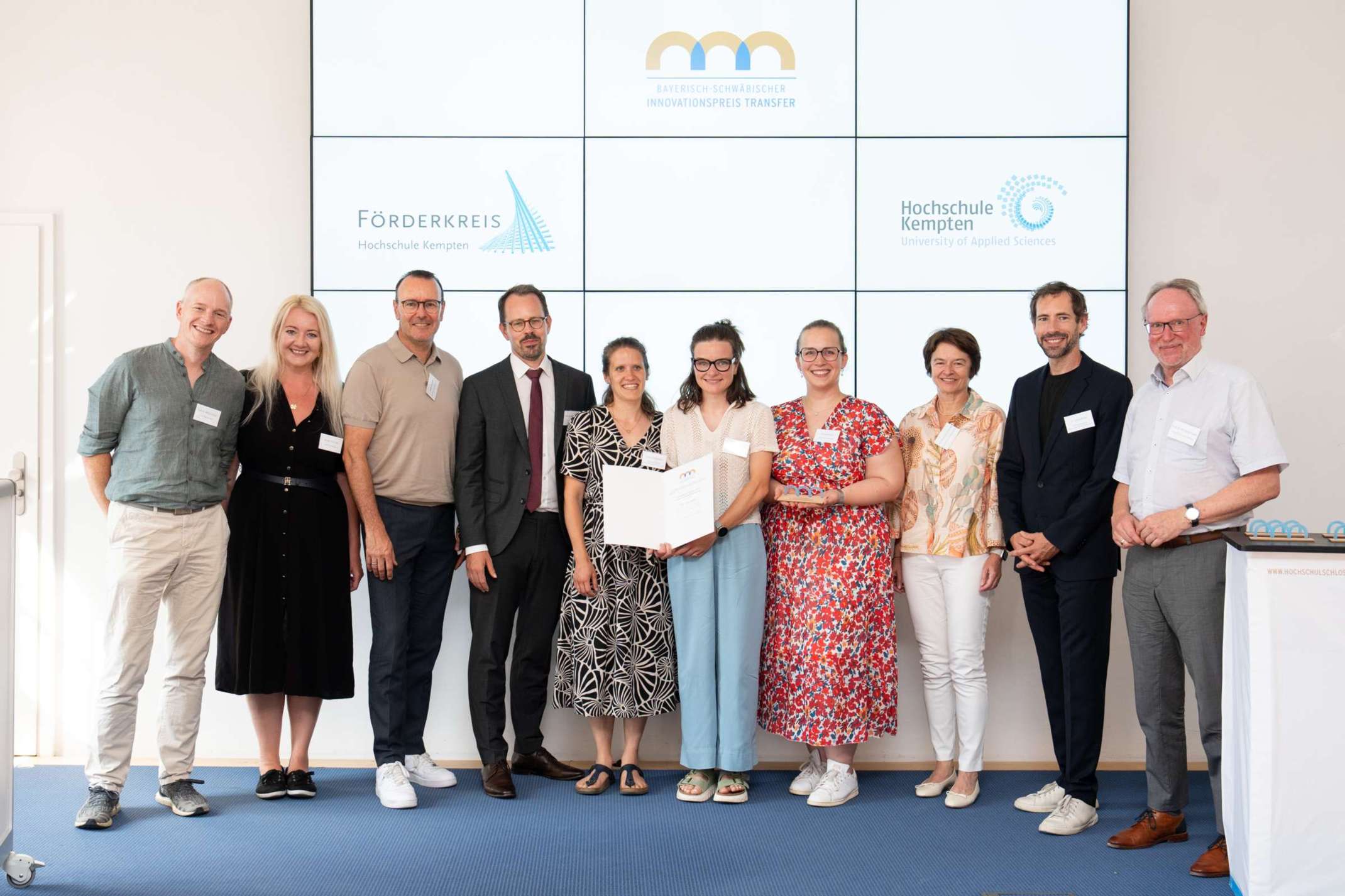Das Siegerteam des Transferprojekts PIO Oberallgäu der Hochschule Kempten (v.l.n.r.): Prof. Dr. Martin Steyer, Dozent für Konstruktion und Werkstoffe im Studiengang Systems Engineering an der Hochschule Kempten, Natalie Schirmer, Stabsstelle Wissens- und Technologietransfer, Volker Wiegand, Präsident des Förderkreises der Hochschule Kempten, Prof. Dr. Mario Jokisch, wissenschaftliche Leitung des Bayerischen Zentrums Pflege Digital, Annika Hudelmayer, Dr. Stefanie Sauter (beide wissenschaftliche Mitarbeiterinnen am Bayerischen Zentrum Pflege Digital), Anne Henning, Fachstelle Senioren am Landratsamt Oberallgäu, Prof. Dr. Regina Schreiber, Vizepräsidentin für Forschung und Transfer der Hochschule Kempten, Dr. Tobias Wörle, Leiter Abteilung 2 Koordinierte Pflege und Sorge am Bayerischen Zentrum Pflege Digital, Prof. Dr. Wolfgang Hauke, Präsident der Hochschule Kempten. © Julia Liebhardt