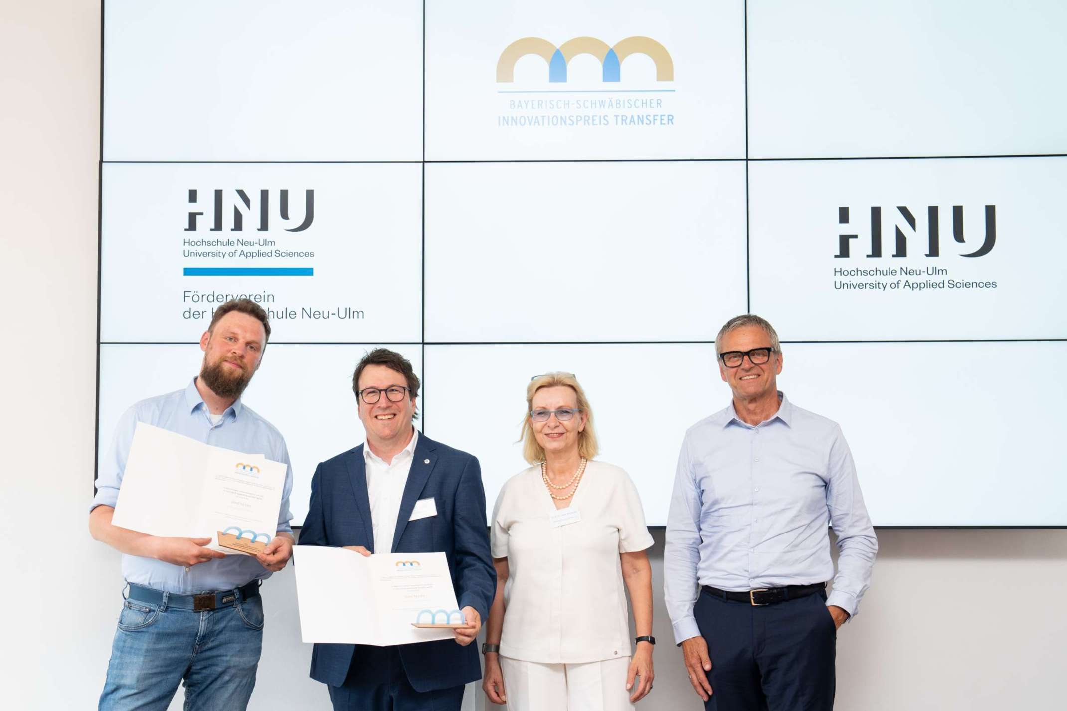Das Siegerteam des Transferprojekts stand-by.care der Hochschule Neu-Ulm (v.l.n.r.): Prof. Dr. Johannes Schobel, Forschungsprofessor für Digitale Medizin und Pflege an der HNU, Claus Allgaier, Head of Product & Business Innovation bei der artiso solutions GmbH, Prof. Dr. Julia Kormann, Präsidentin der Hochschule Neu-Ulm, Günter Augustin, Vorsitzender des Fördervereins der Hochschule Neu-Ulm e.V.© Julia Liebhardt