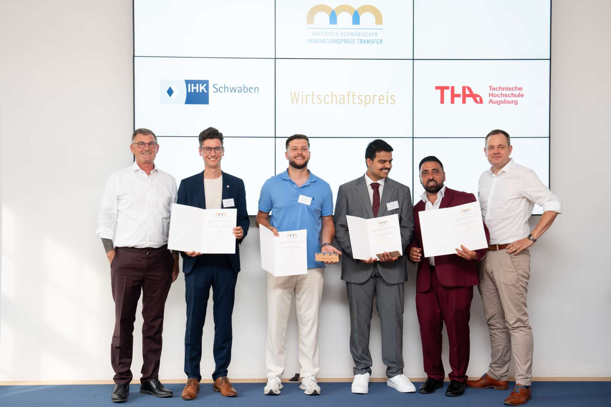 Wirtschaftspreis der IHK Schwaben: Das Siegerteam des Tranferprojekts DocPilot der Technischen Hochschule Augsburg (v.l.n.r.): Gerd Stiefel, stellv. Präsident der IHK Schwaben, Prof. Dr. Stephan Zimmermann, Professor für Wirtschaftsinformatik und Leiter des Studiengangs International Information Systems (B.Sc.) an der Fakultät für Informatik der THA, Faruk Skrgo, Geggos FTTX GmbH, Rishi Kumar, Student an der Fakultät Informatik der THA, Samiyel Akdil, Geschäftsführung der Geggos FTTX GmbH, Dr. Matthias Köppel, Bereichsleiter Standortpolitik bei der IHK Schwaben. © Julia Liebhardt