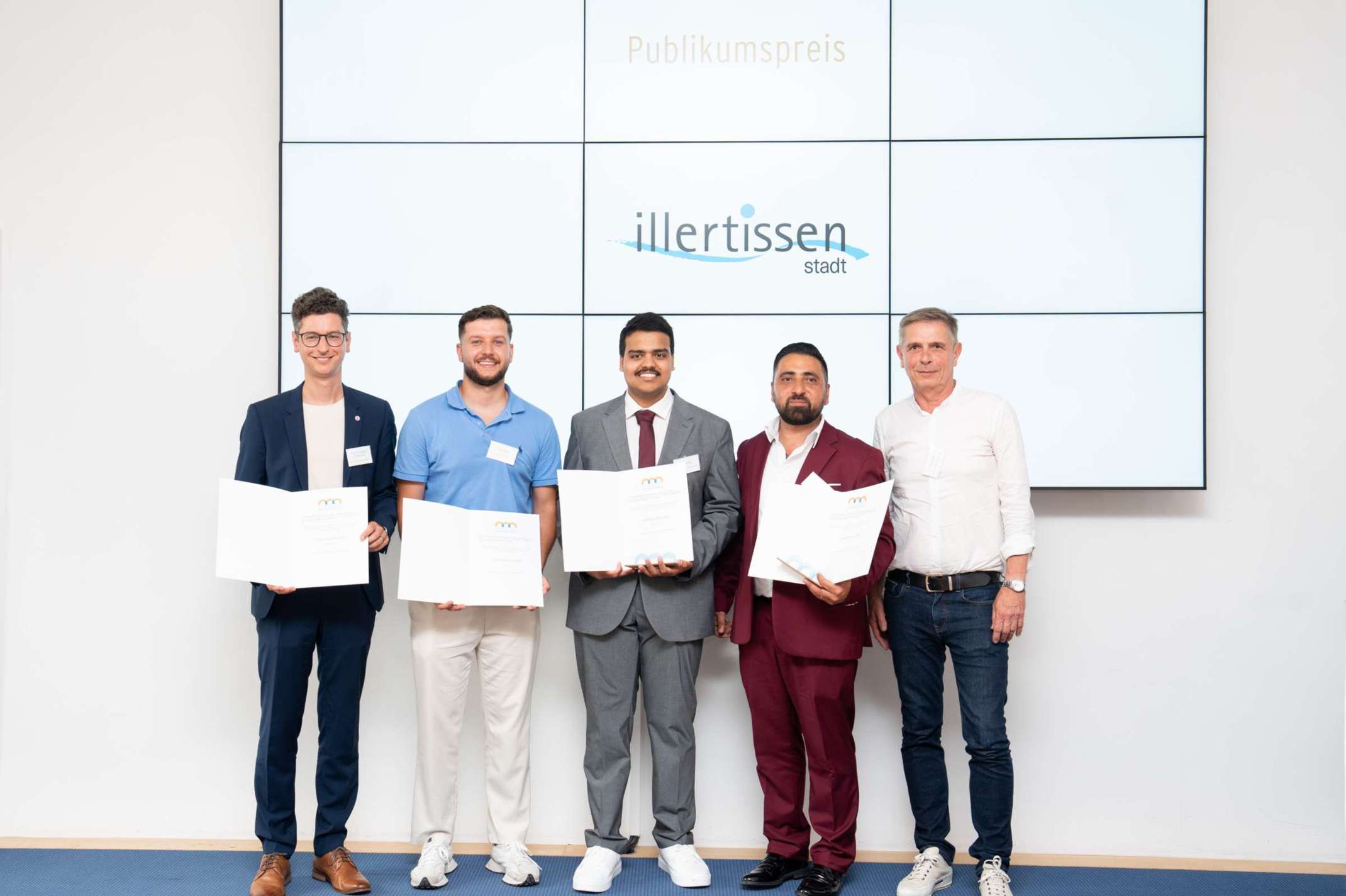 Publikumspreis der Stadt Illertissen: Das Siegerteam des Tranferprojekts DocPilot der Technischen Hochschule Augsburg (v.l.n.r.): Prof. Dr. Stephan Zimmermann, Professor für Wirtschaftsinformatik und Leiter des Studiengangs International Information Systems (B.Sc.) an der Fakultät für Informatik der THA, Faruk Skrgo, Geggos FTTX GmbH, Rishi Kumar, Student an der Fakultät Informatik der THA, Samiyel Akdil, Geschäftsführung der Geggos FTTX GmbH, Jürgen Eisen, Bürgermeister der Stadt Illertissen. © Julia Liebhardt
