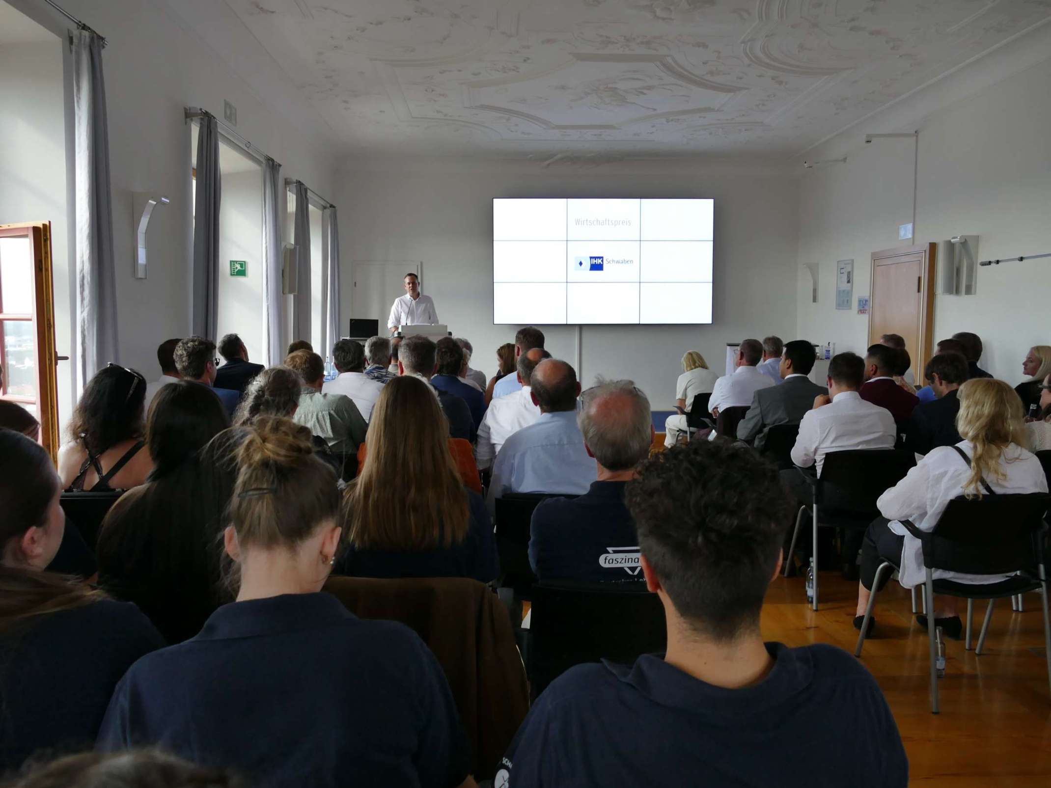 Die Laudatio zum Wirtschaftspreis der IHK Schwaben hielt Dr. Matthias Köppel, Bereichsleiter Standortpolitik bei der IHK Schwaben © Jessica Hövelborn