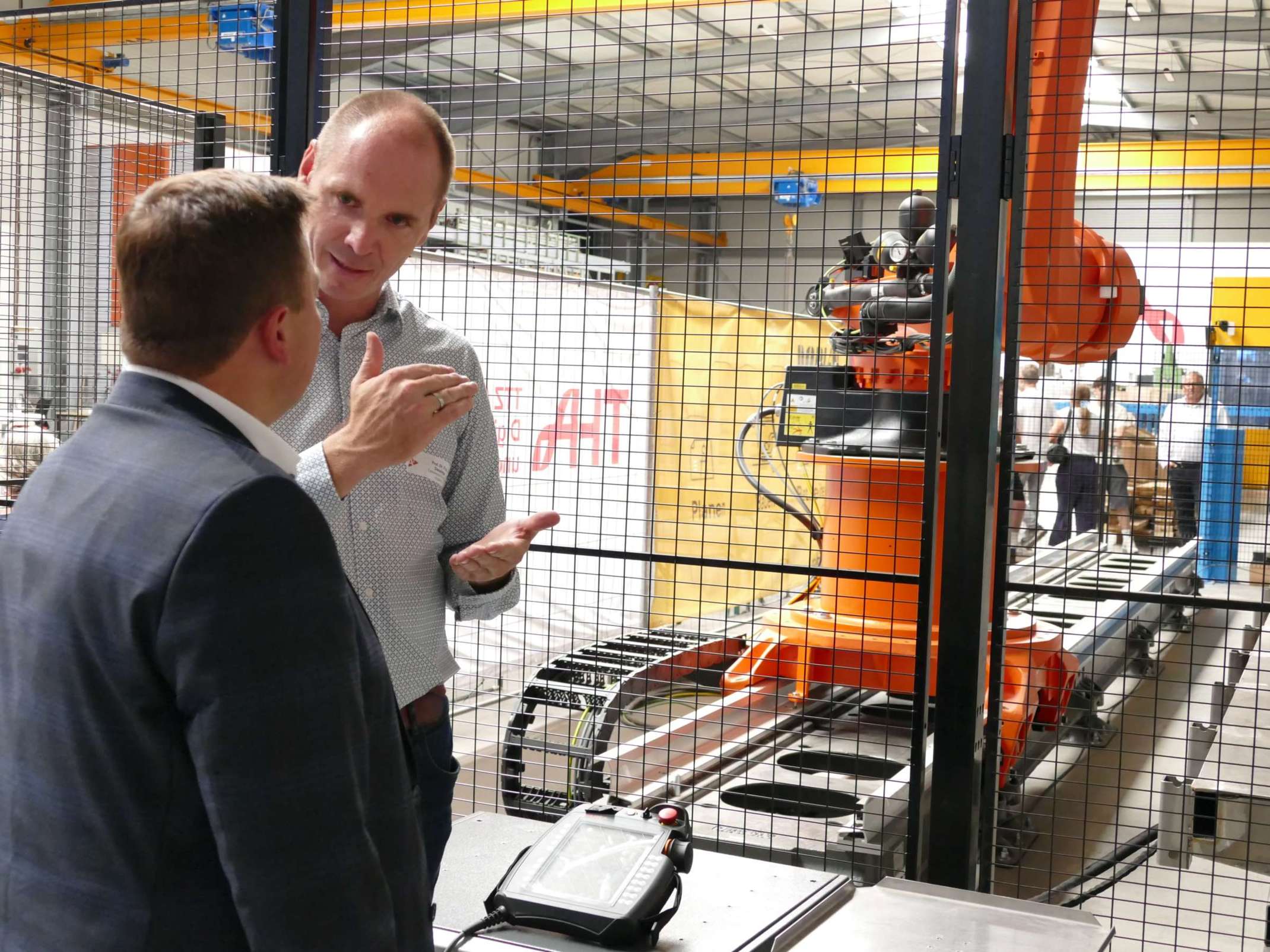 Dr. Marc Sturm, Landrat des Landkreises Aichach-Friedberg (links) im Gespräch mit Prof. Dr. Frank Danzinger, Vizepräsident für Technologie und Forschung der Technischen Hochschule Augsburg Dr. Marc Sturm, Landrat des Landkreises Aichach-Friedberg (links) im Gespräch mit Prof. Dr. Frank Danzinger, Vizepräsident für Technologie und Forschung der Technischen Hochschule Augsburg