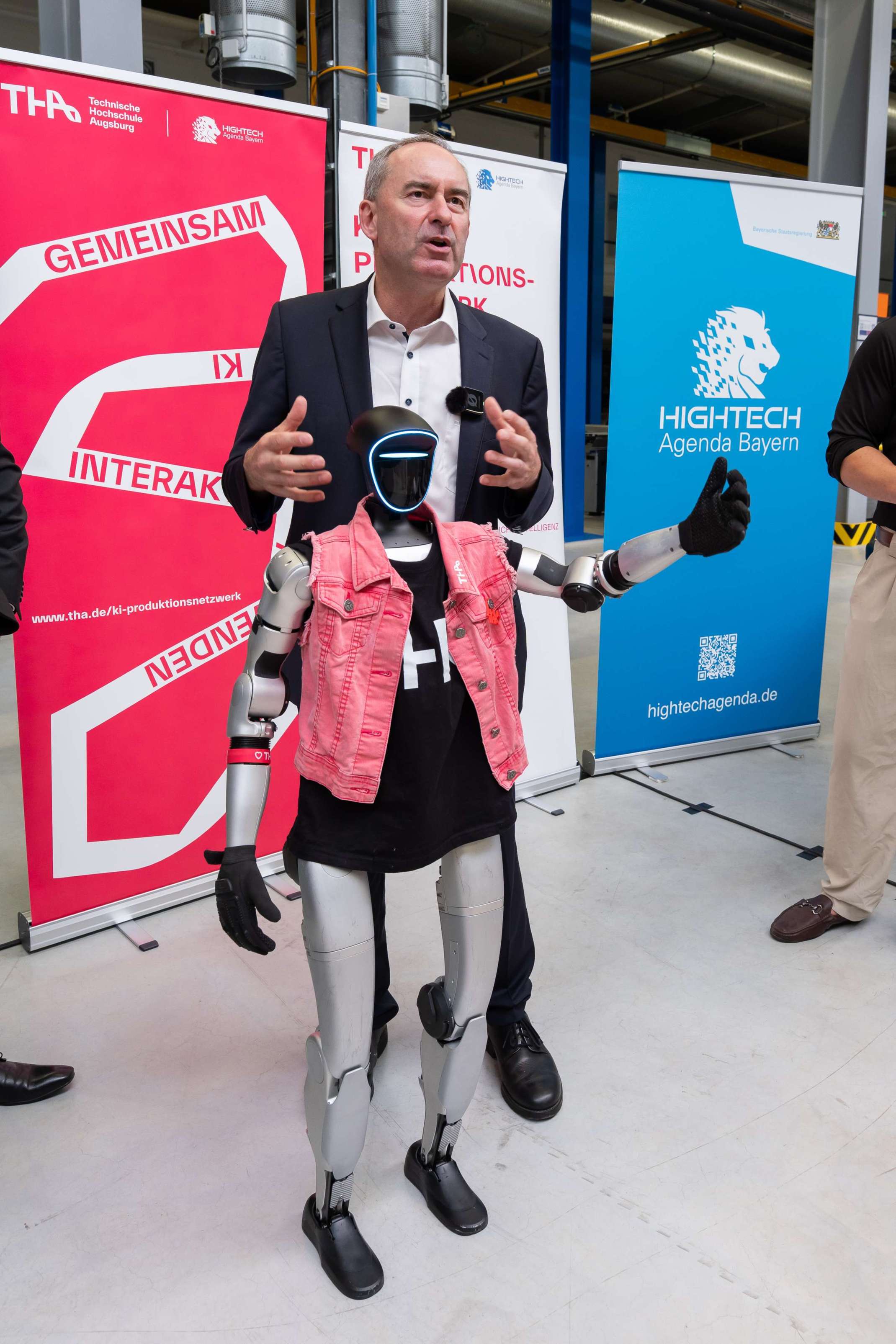 StM Hubert Aiwanger und humanoider Roboter Karla StM Hubert Aiwanger und humanoider Roboter Karla
