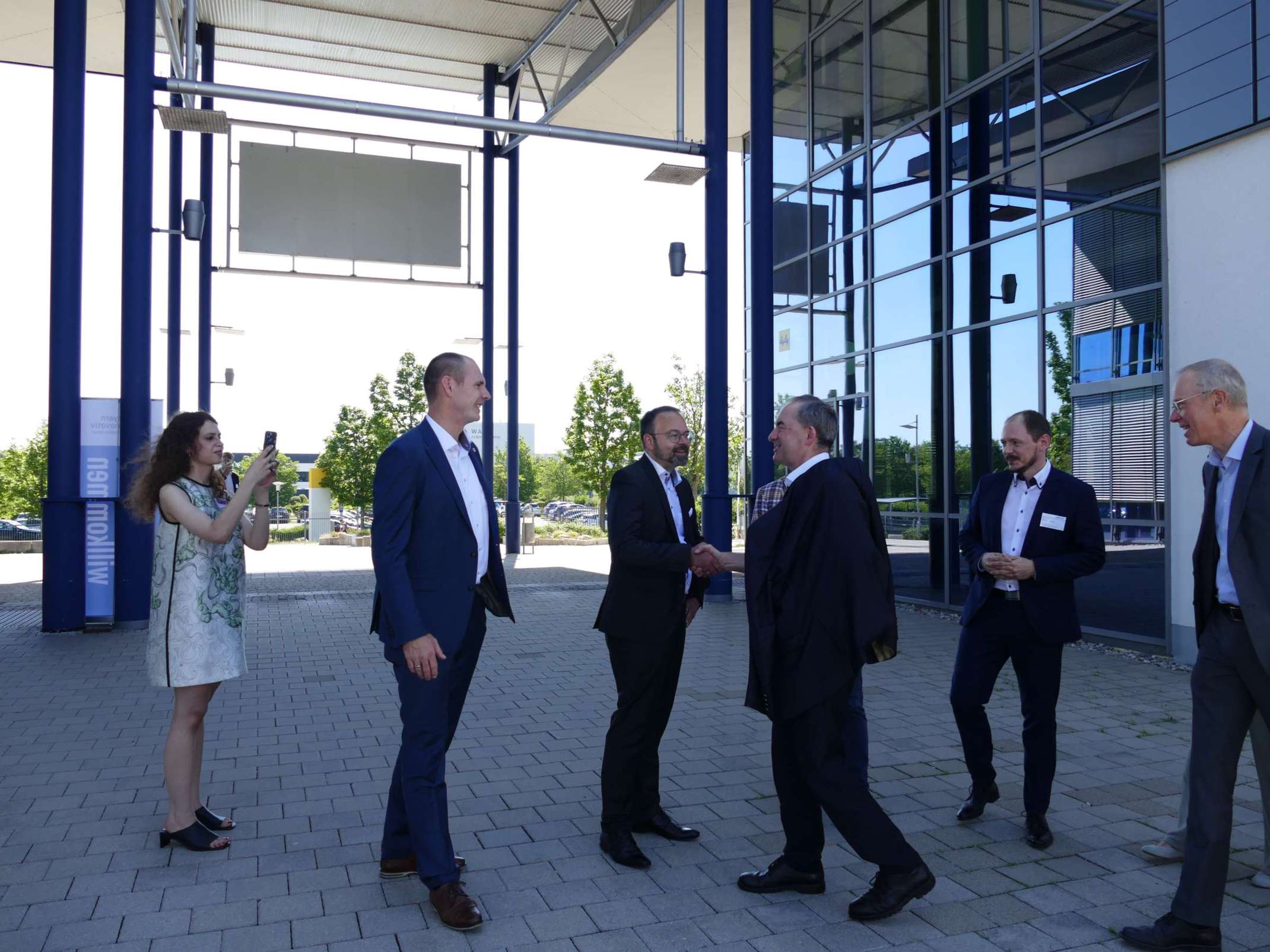 Prof. Dr. Björn Häckel, Leiter des KI-Produktionsnetzwerks der THA, begrüßt StM Hubert Aiwanger. © Jessica Hövelborn Prof. Dr. Björn Häckel, Leiter des KI-Produktionsnetzwerks der THA, begrüßt StM Hubert Aiwanger. © Jessica Hövelborn