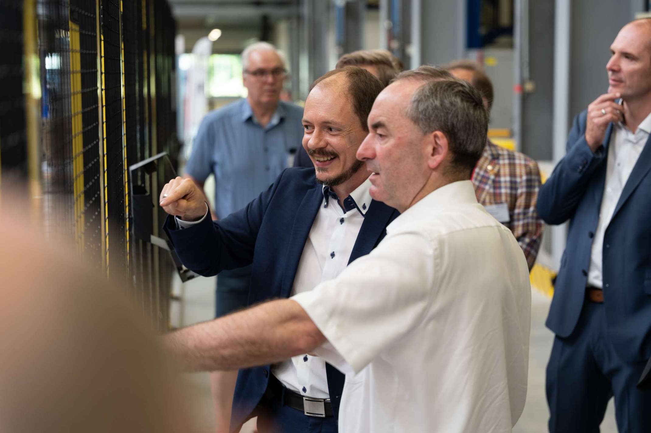Beim Rundgang durch die Halle 43. © Universität Augsburg Beim Rundgang durch die Halle 43. © Universität Augsburg