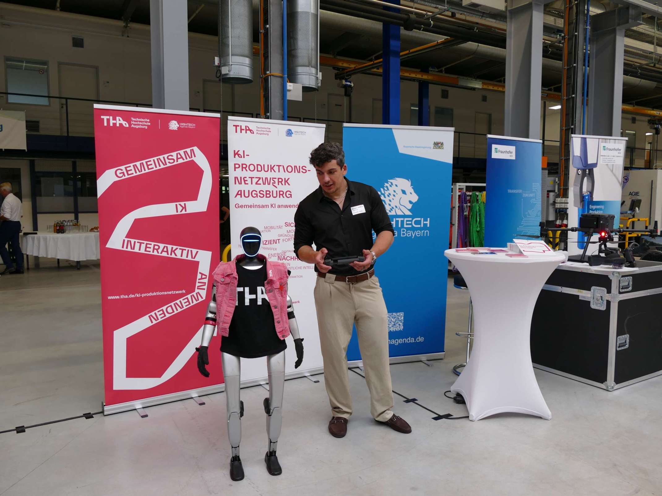 Maximilian Streit studiert Systems Engineering an der THA und steuerte den humanoiden THA-Roboter Karla. © Jessica Hövelborn Maximilian Streit studiert Systems Engineering an der THA und steuerte den humanoiden THA-Roboter Karla. © Jessica Hövelborn