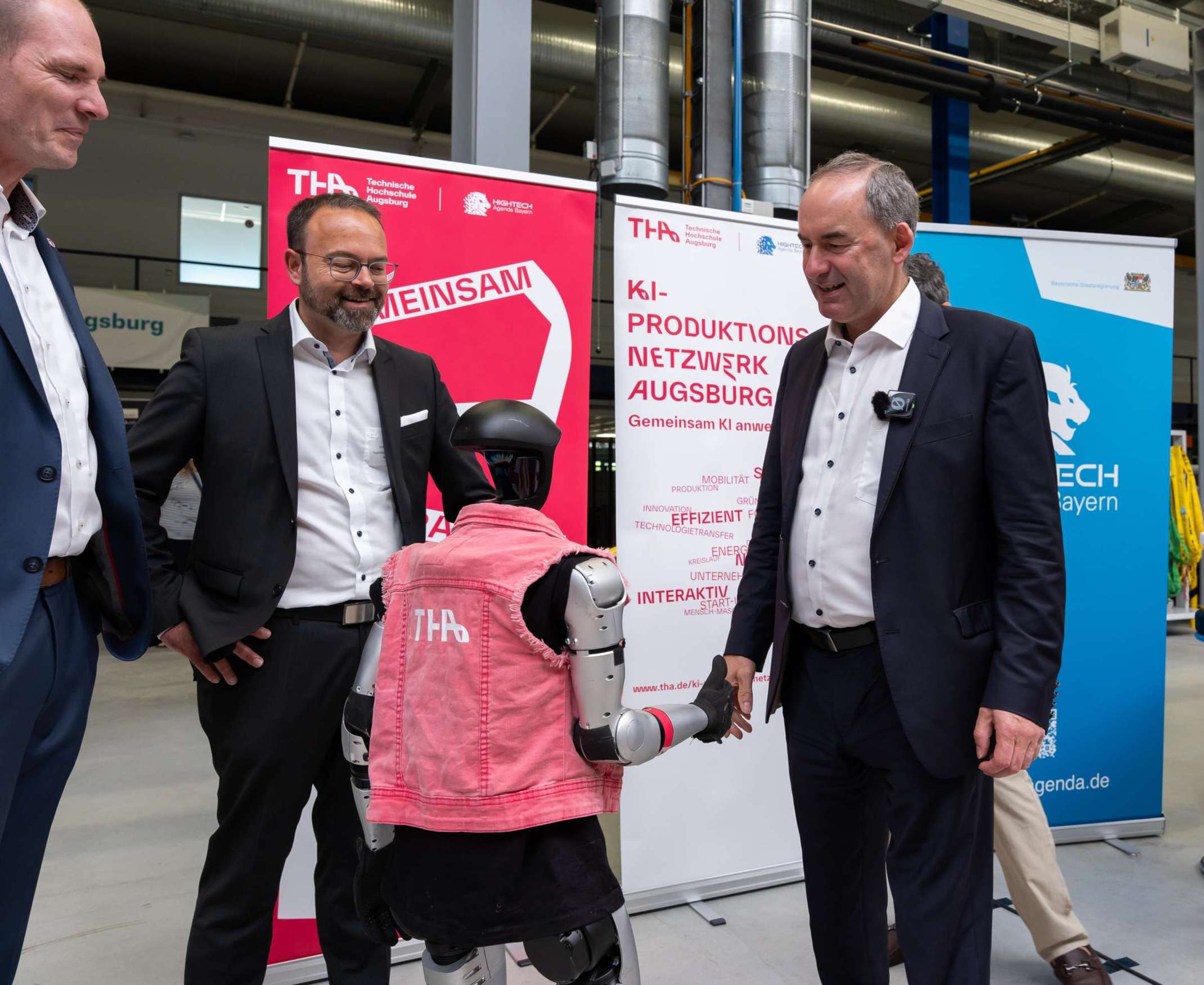 Der humanoide Roboter Karla der THA reicht Staatsminister Hubert Aiwanger die Hand Der humanoide Roboter Karla der THA reicht Staatsminister Hubert Aiwanger die Hand