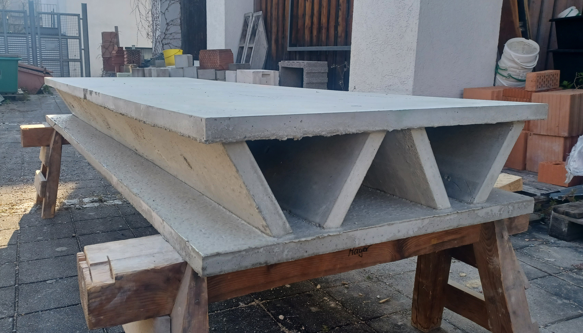 Demonstrator zeigt einen möglichen Deckenquerschnitt einer materialoptimierten Geschossdeckenplatte. Bild: THA Demonstrator zeigt einen möglichen Deckenquerschnitt einer materialoptimierten Geschossdeckenplatte. Bild: THA