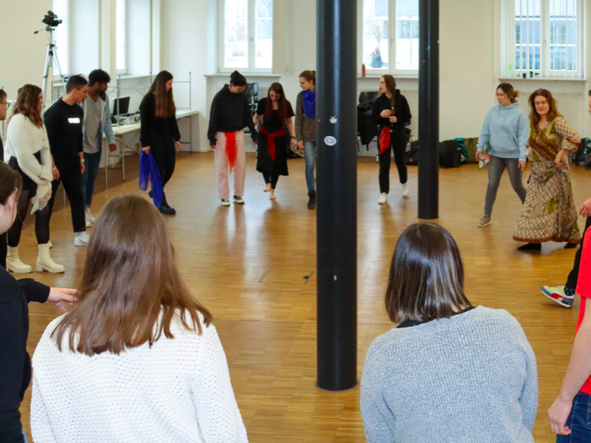 Studierende tanzen im Rahmen des Sprachunterichts Studierende tanzen im Rahmen des Sprachunterichts