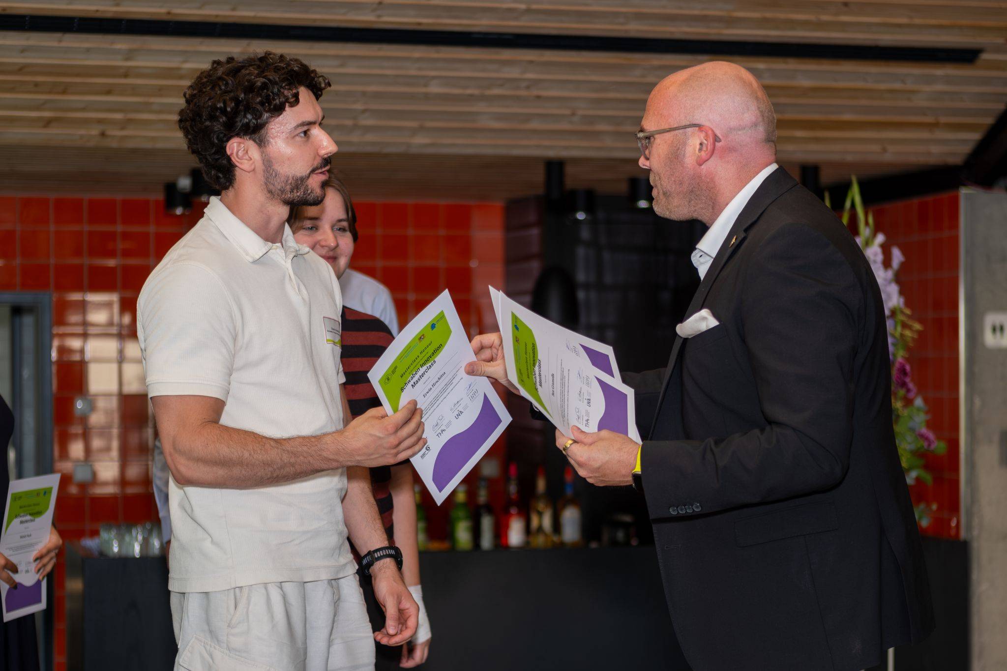 Bayerischen Staatsminister für Digitales, Fabian Mehring überreicht Studierendem aus der Technischen Hochschule Augsburg die Abschlussurkunde Bayerischen Staatsminister für Digitales, Fabian Mehring überreicht Studierendem aus der Technischen Hochschule Augsburg die Abschlussurkunde