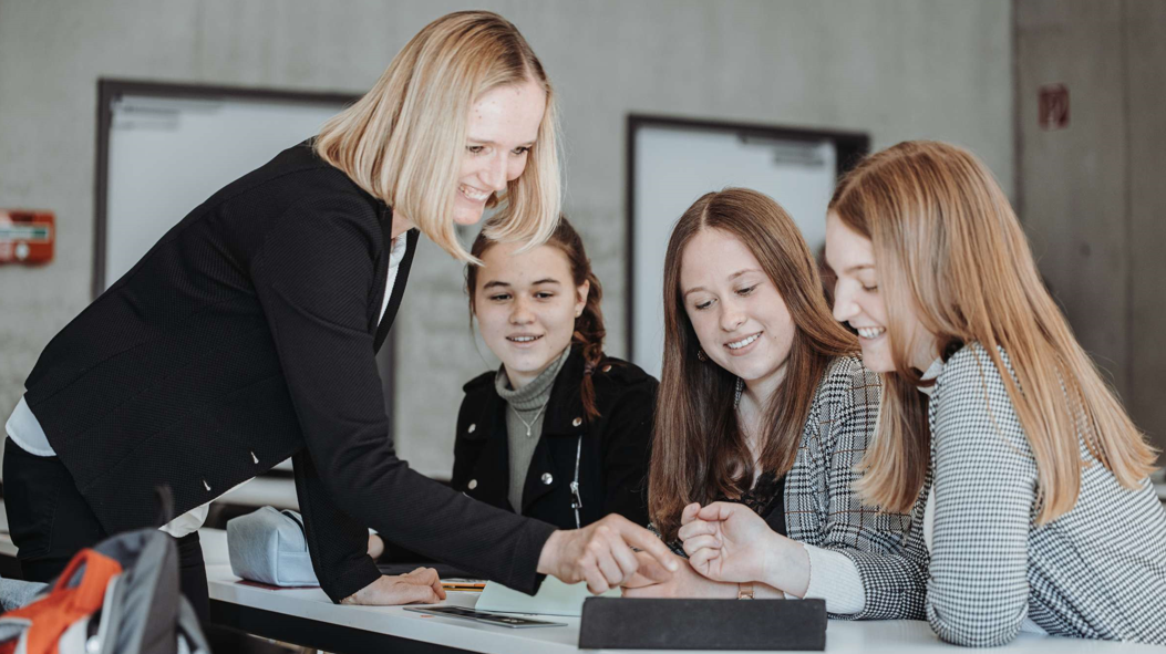 Studiengangsleitung mit drei Studentinnen