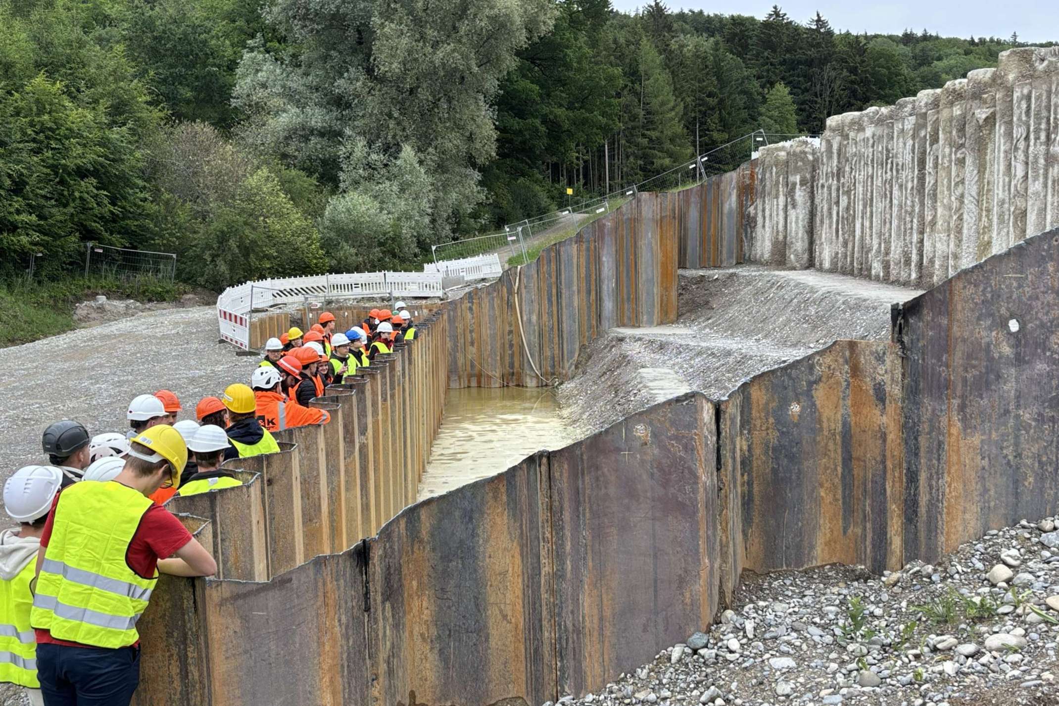 Studierende auf der Baustelle