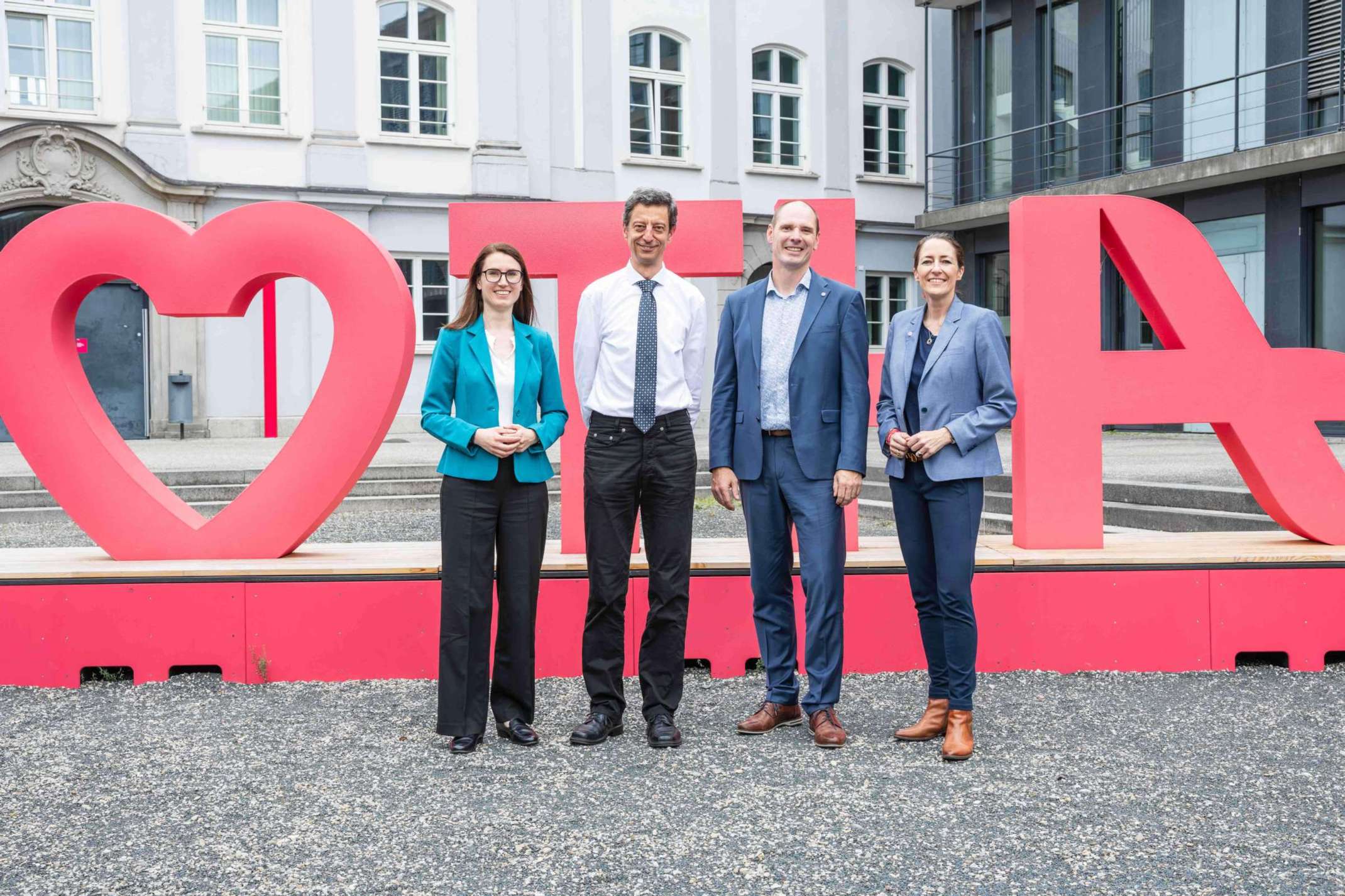 Als Vizepräsidentinnen und Vizepräsidenten der Technischen Hochschule Augsburg gewählt (v.l.): Prof. Dr. Martina Königbauer, Prof. Dr. László Kovács, Prof. Dr. Frank Danzinger, Prof. Dr. Eva Lermer-Spitzwerg Als Vizepräsidentinnen und Vizepräsidenten der Technischen Hochschule Augsburg gewählt (v.l.): Prof. Dr. Martina Königbauer, Prof. Dr. László Kovács, Prof. Dr. Frank Danzinger, Prof. Dr. Eva Lermer-Spitzwerg