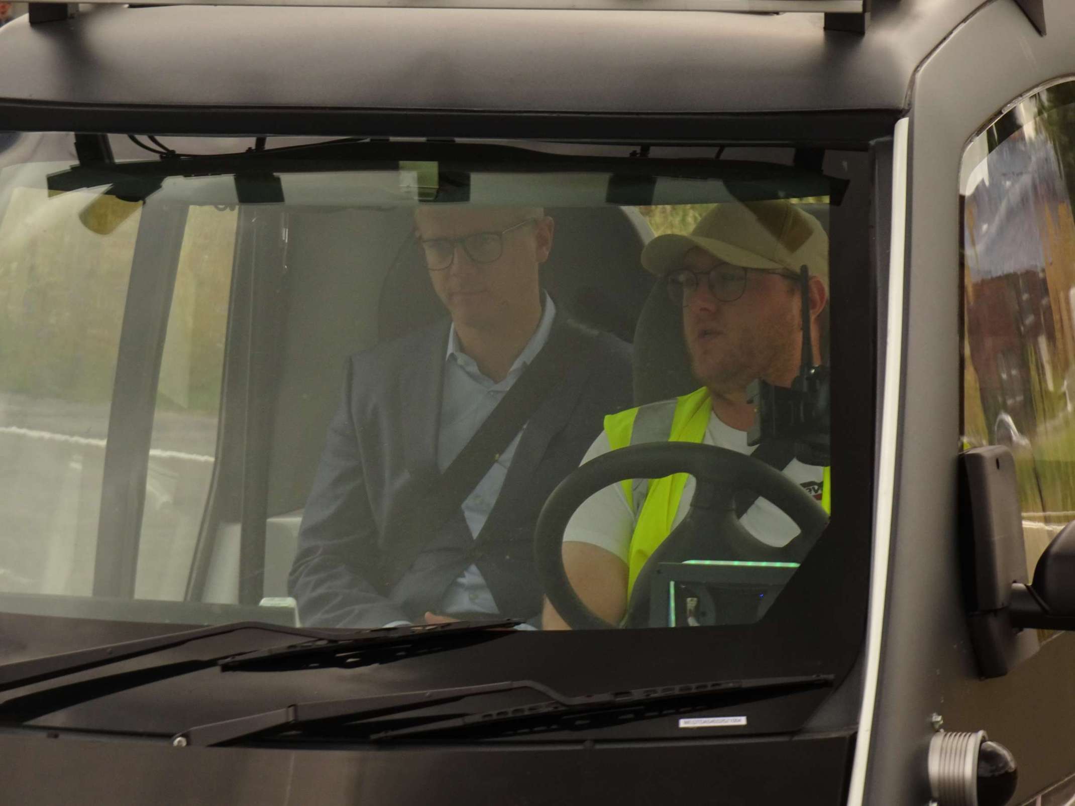 Mit einem Sicherheitsfahrer des TTZ Landsberg: Dr. Carsten Linnemann, Generalsekretär der CDU bei der Fahrt im autonomen INYO-Cab Mit einem Sicherheitsfahrer des TTZ Landsberg: Dr. Carsten Linnemann, Generalsekretär der CDU bei der Fahrt im autonomen INYO-Cab