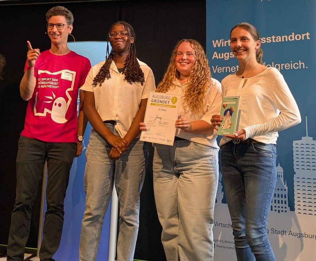 Team Jouny: Audrey Kamden, Emilia Dengler, Josefine Dorow - mit Prof. Dr. Stefan Zimmermann (THA) Team Jouny: Audrey Kamden, Emilia Dengler, Josefine Dorow - mit Prof. Dr. Stefan Zimmermann (THA)