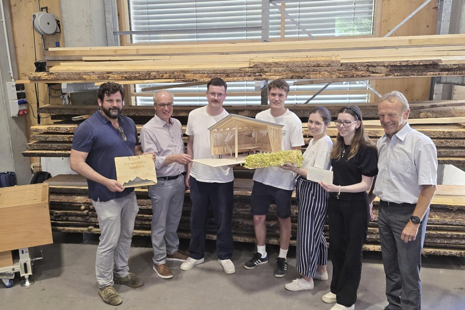 Gruppenfoto Peter Eisenlauer (BZI), das Siegerteam (Emelie Heyer, Veronica Hieber, Gregor Knisel, Eliah Beresford), Siegfried Zengerle (2.Bürgermeister Immenstadt) und Wolfgang Huß (THA)