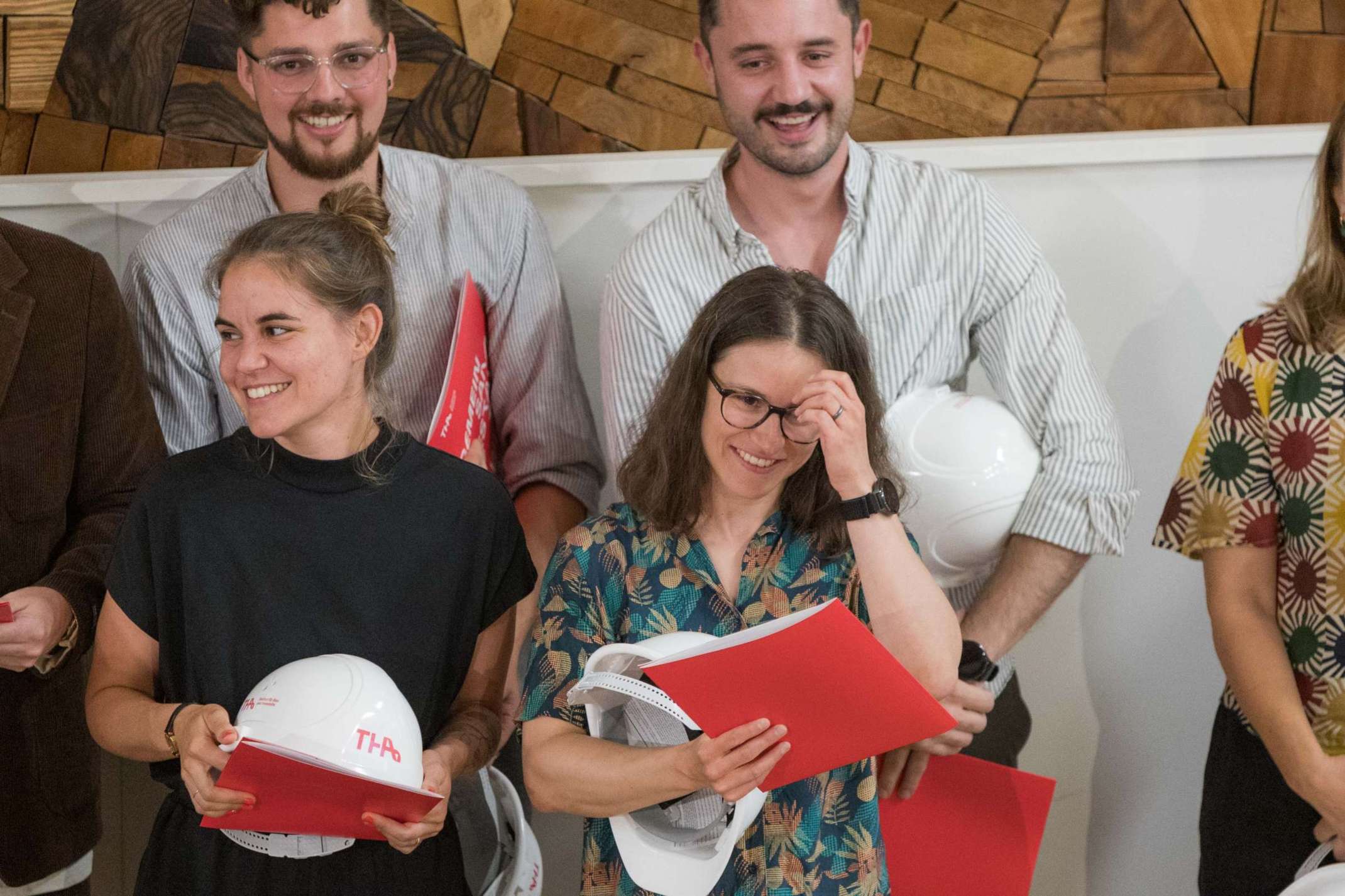 Bild 2-Große Freude bei den Absolventen über den Abschluss. Foto: Matthias Leo Bild 2-Große Freude bei den Absolventen über den Abschluss. Foto: Matthias Leo