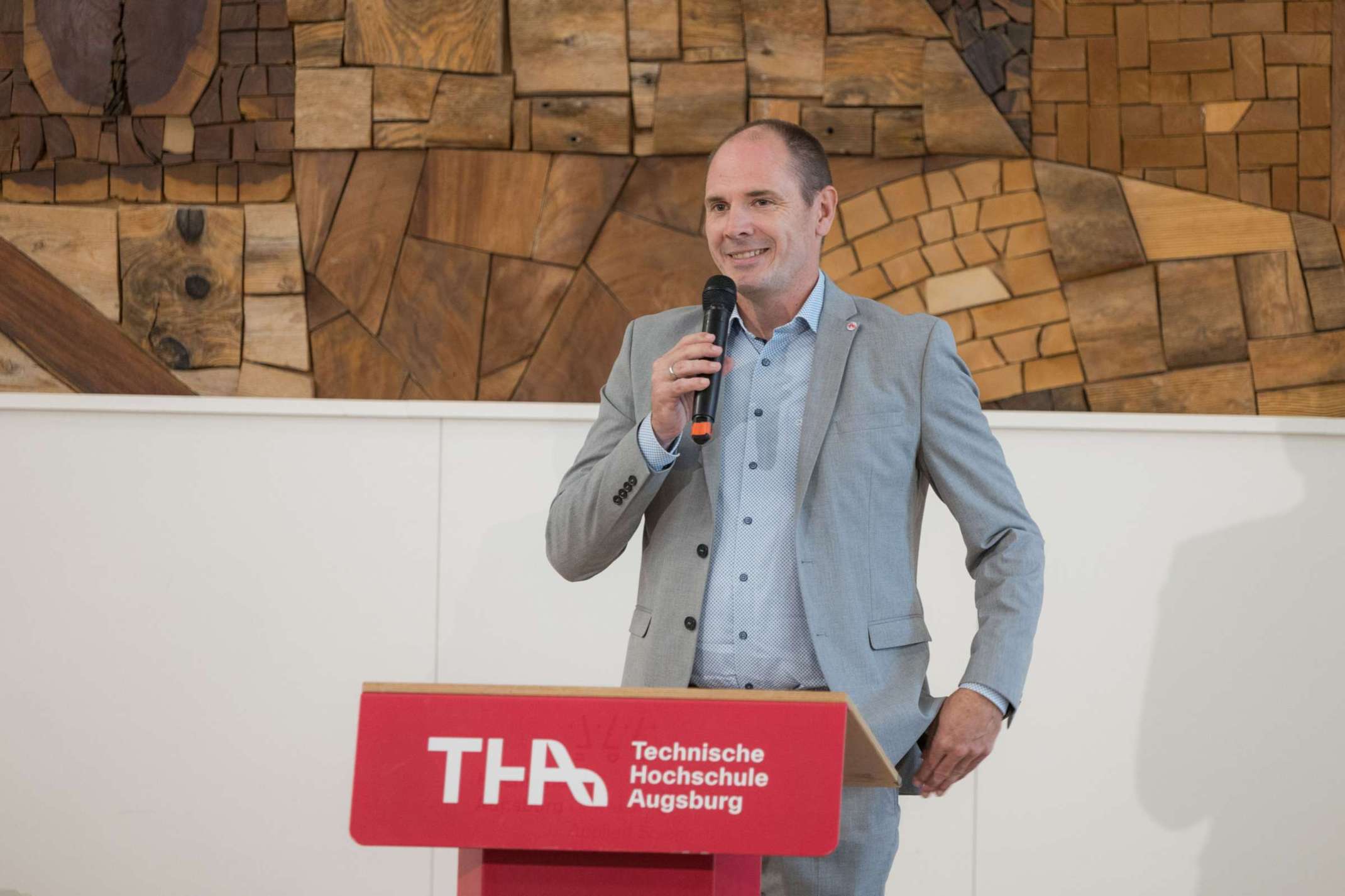 Bild 5-Prof. Frank Danzinger spricht Grußwort und lobt die Neugierde der berufsbegleitend Studierenden. Foto: Matthias Leo Bild 5-Prof. Frank Danzinger spricht Grußwort und lobt die Neugierde der berufsbegleitend Studierenden. Foto: Matthias Leo