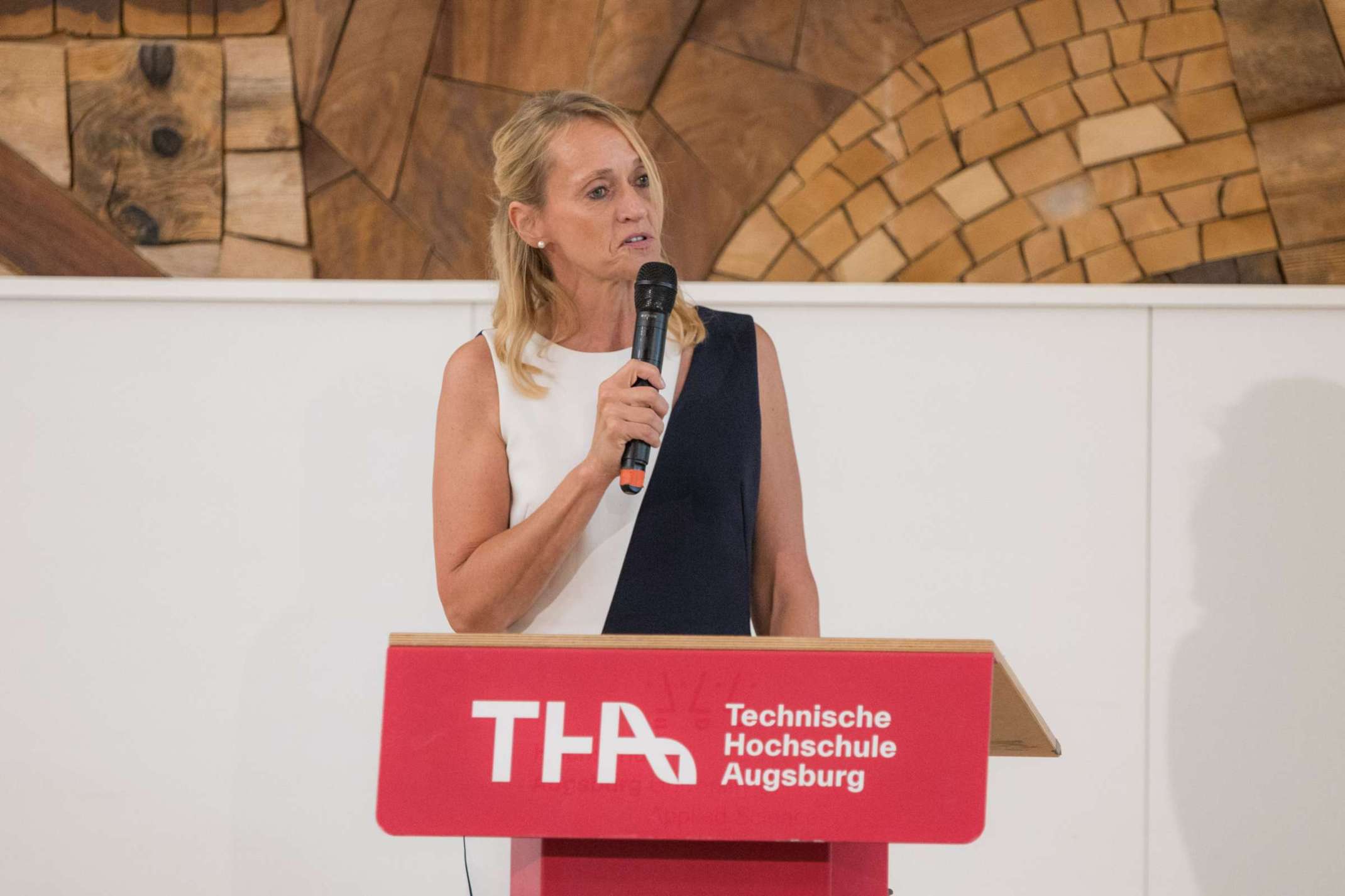Bild 6-Claudia Woite, Kfm. Direktionsleiterin ZÜBLIN Bayern und Vizepräsidentin des Bayerischen Bauindustrieverbandes, zeigte sich in ihrer Festrede von der Vielfalt der Lehrangebote der Baufakultät beeindruckt. Foto: Matthias Leo Bild 6-Claudia Woite, Kfm. Direktionsleiterin ZÜBLIN Bayern und Vizepräsidentin des Bayerischen Bauindustrieverbandes, zeigte sich in ihrer Festrede von der Vielfalt der Lehrangebote der Baufakultät beeindruckt. Foto: Matthias Leo
