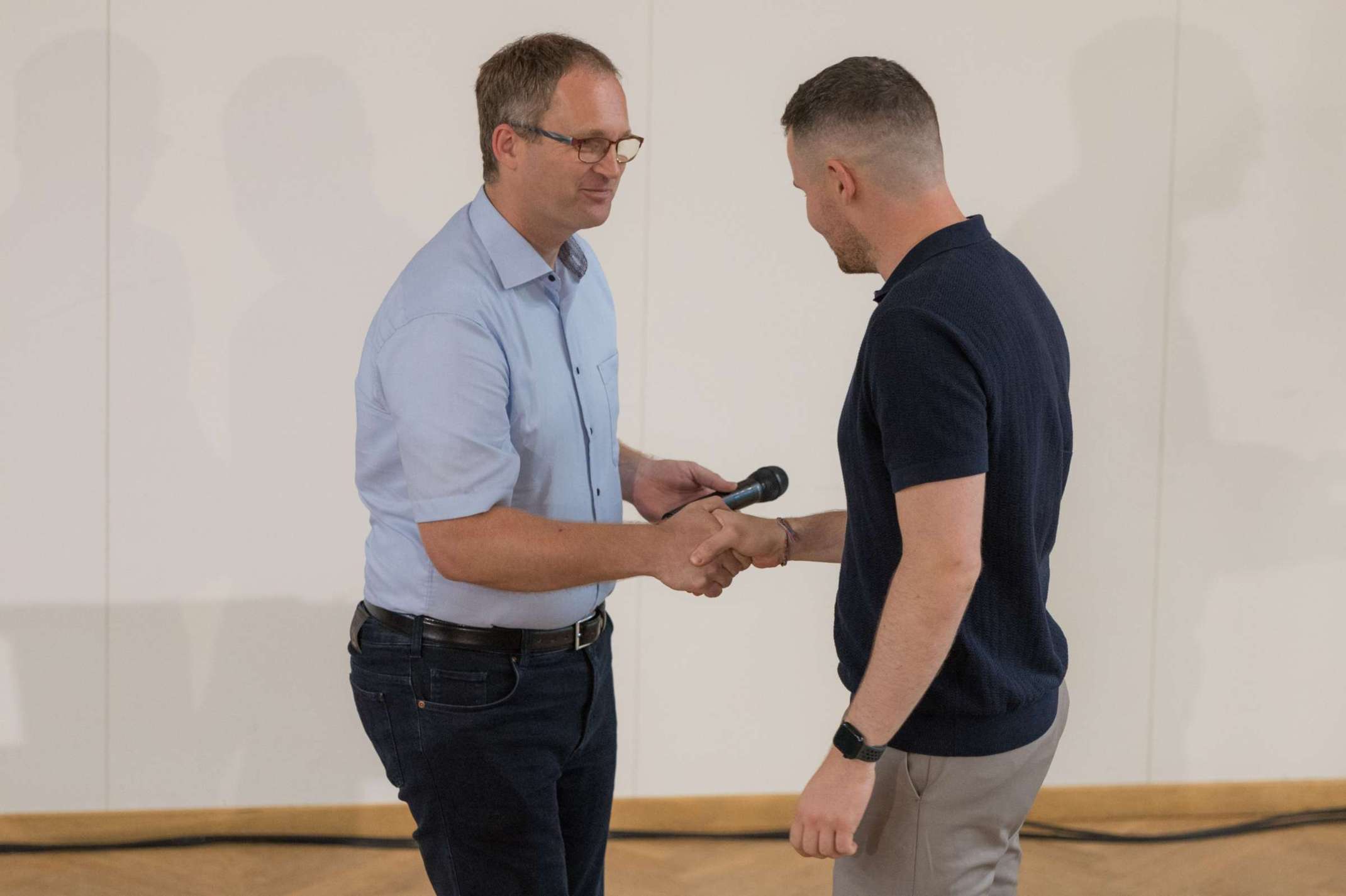 Bild 7-Dekan Fakultät AB Prof. Fabian Schmid gratuliert zum gelungenen Abschluss im Studiengang Fachingenieur Fassade. Foto: Matthias Leo Bild 7-Dekan Fakultät AB Prof. Fabian Schmid gratuliert zum gelungenen Abschluss im Studiengang Fachingenieur Fassade. Foto: Matthias Leo