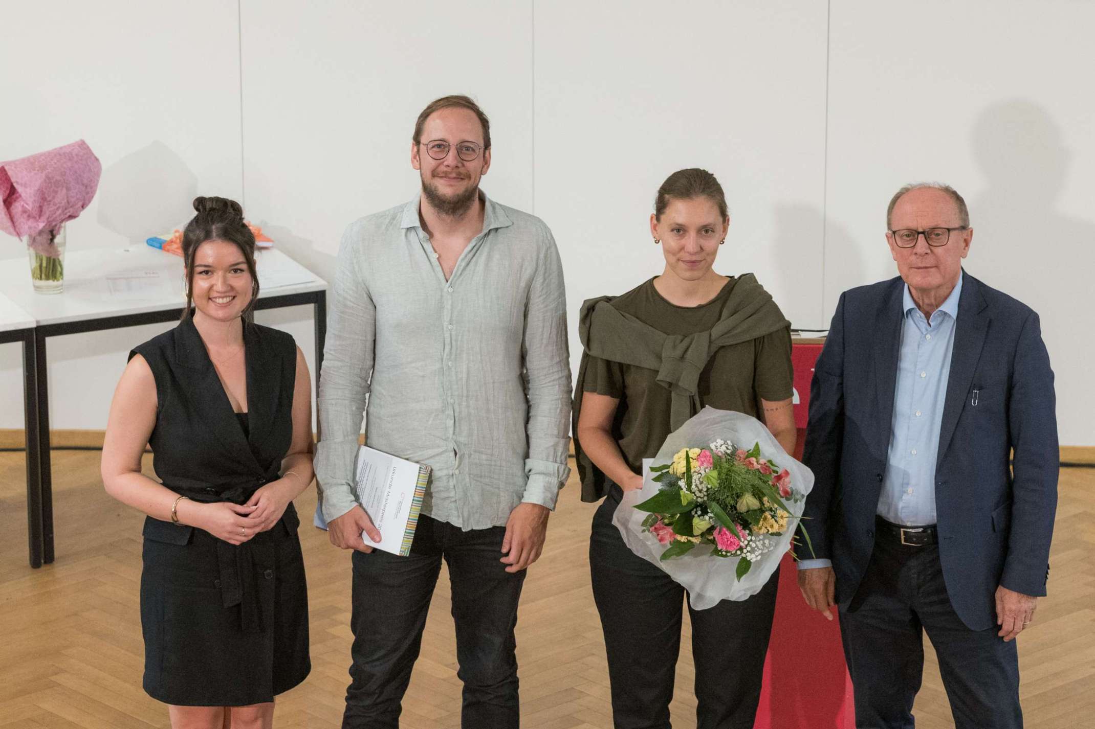Bild 9-Der VFBI Masterpreis geht 2026 an Lukas Konrad (2. v.l.) und Luisa Pistorius (2.v.r.), überreicht von Teresa Gorol (l.) und Maximilian Meixner (r.). Foto: Matthias Leo Bild 9-Der VFBI Masterpreis geht 2026 an Lukas Konrad (2. v.l.) und Luisa Pistorius (2.v.r.), überreicht von Teresa Gorol (l.) und Maximilian Meixner (r.). Foto: Matthias Leo