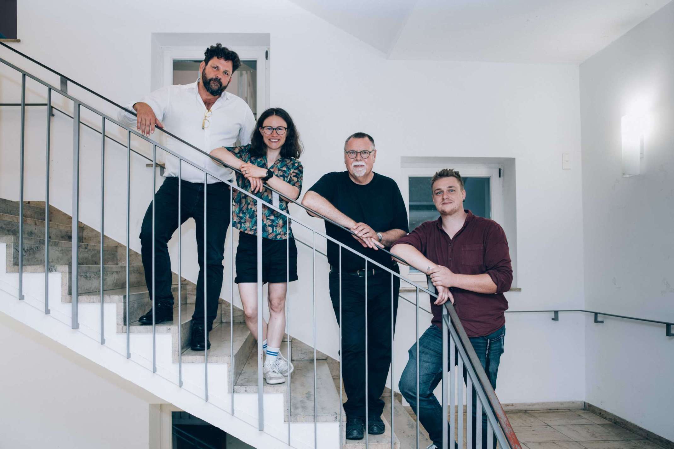 Bild 10-Holzbau versammelt: v.l.n.r. Studiengangsleiter Prof. Wolfgang Huß, Absolventin Svenja Scherner, Dozent Markus Bernhard, Absolvent Luca Flock. Foto: Matthias Leo Bild 10-Holzbau versammelt: v.l.n.r. Studiengangsleiter Prof. Wolfgang Huß, Absolventin Svenja Scherner, Dozent Markus Bernhard, Absolvent Luca Flock. Foto: Matthias Leo