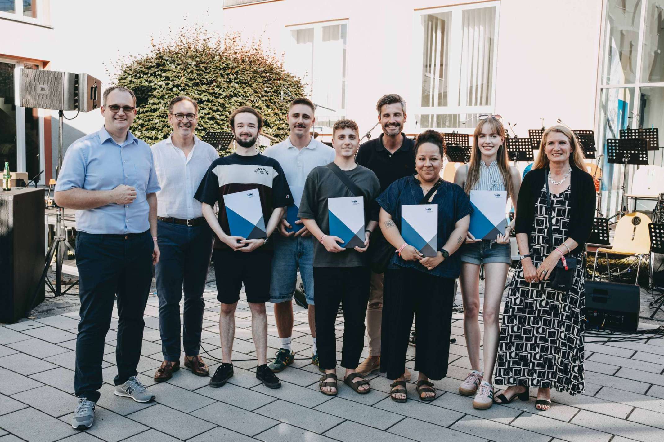 Gruppenfoto mit Anerkennungs-Träger:innen des SG Architektur für das Thema „Umplanung der St. Max Schule Augsburg“: Niklas Böhm, Magdalena Christian, Benedikt Hilbich, Sarah-Jane Jenkins und Jannis Winter ©Matthias Leo Gruppenfoto mit Anerkennungs-Träger:innen des SG Architektur für das Thema „Umplanung der St. Max Schule Augsburg“: Niklas Böhm, Magdalena Christian, Benedikt Hilbich, Sarah-Jane Jenkins und Jannis Winter ©Matthias Leo