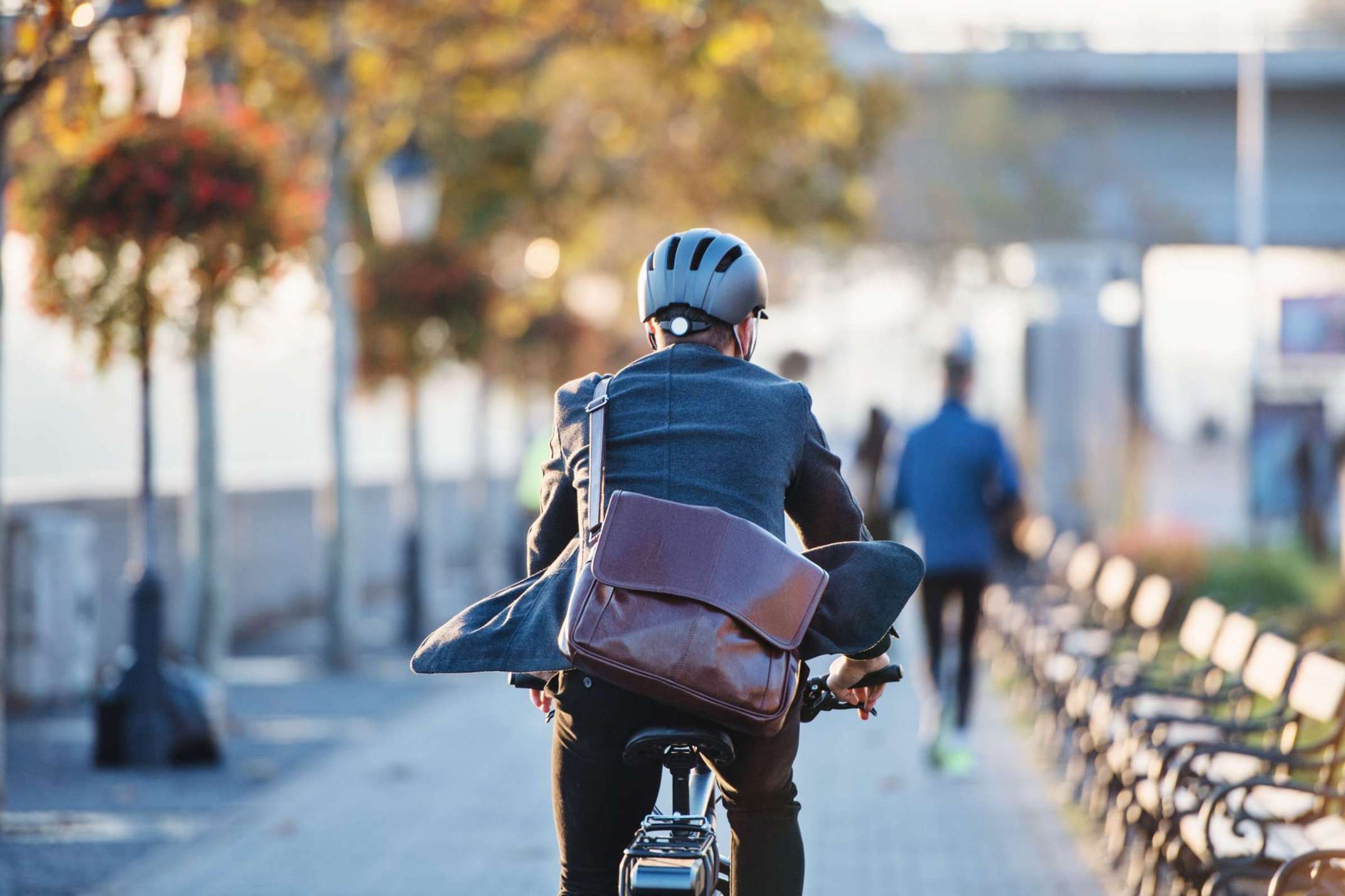 Mann fährt auf Fahrrad