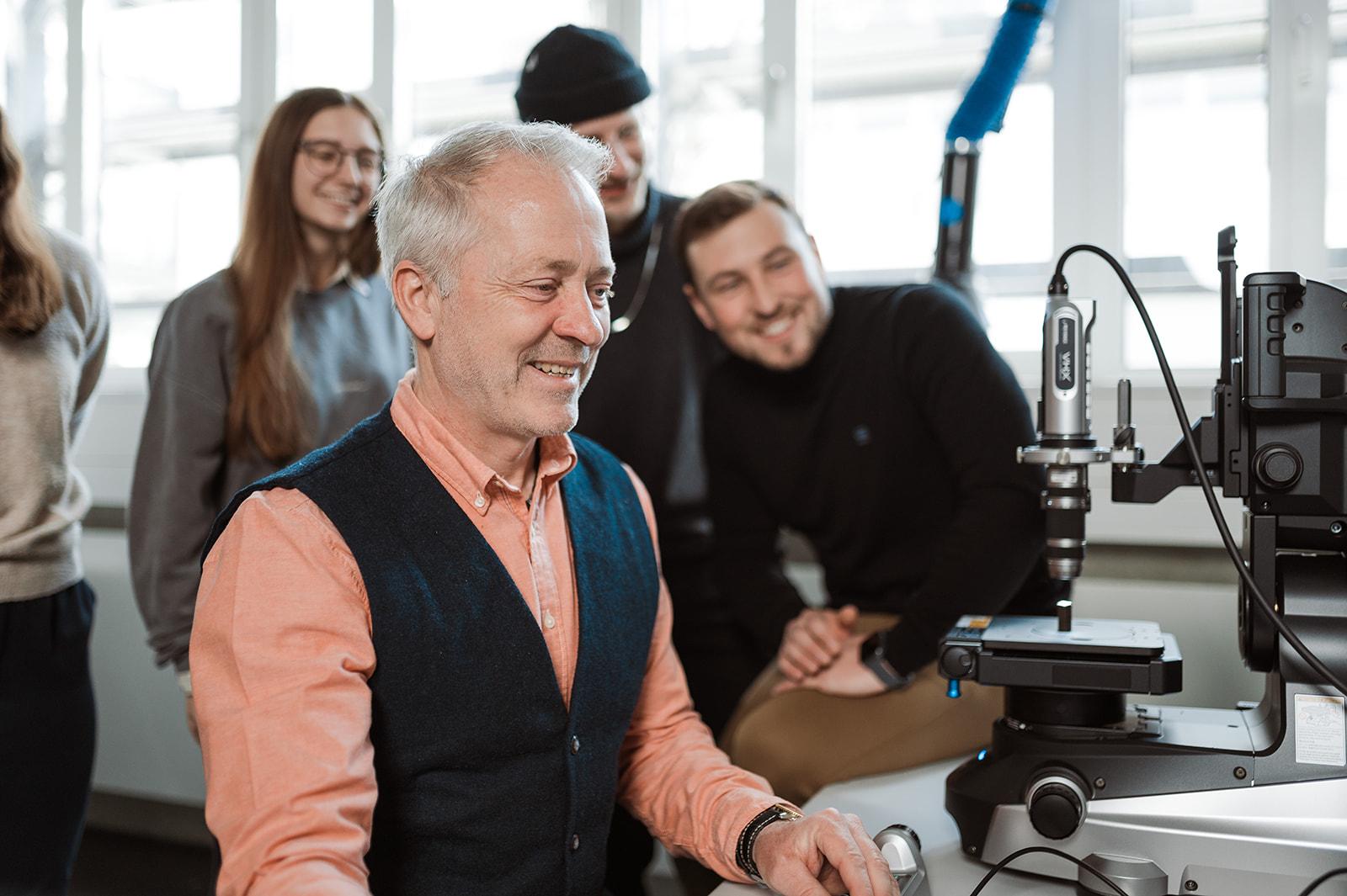 Professor Murza zeigt Studierenden ein technisches Gerät Professor Murza zeigt Studierenden ein technisches Gerät