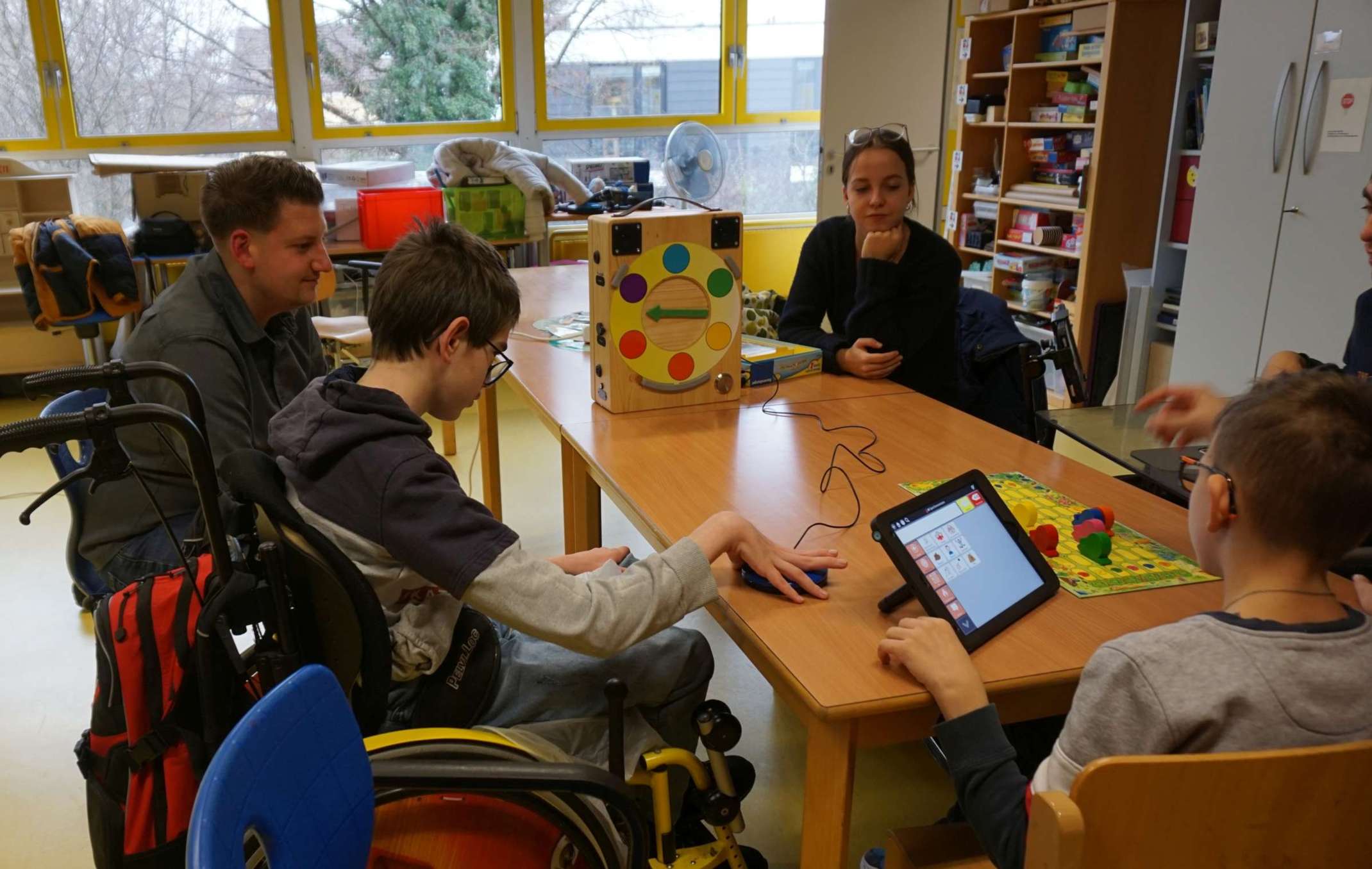 Schüler des Fritz-Felsenstein-Hauses probieren das Spielzeug mit Anika Leinauer und Phillip Müller zusammen aus Schüler des Fritz-Felsenstein-Hauses probieren das Spielzeug mit Anika Leinauer und Phillip Müller zusammen aus